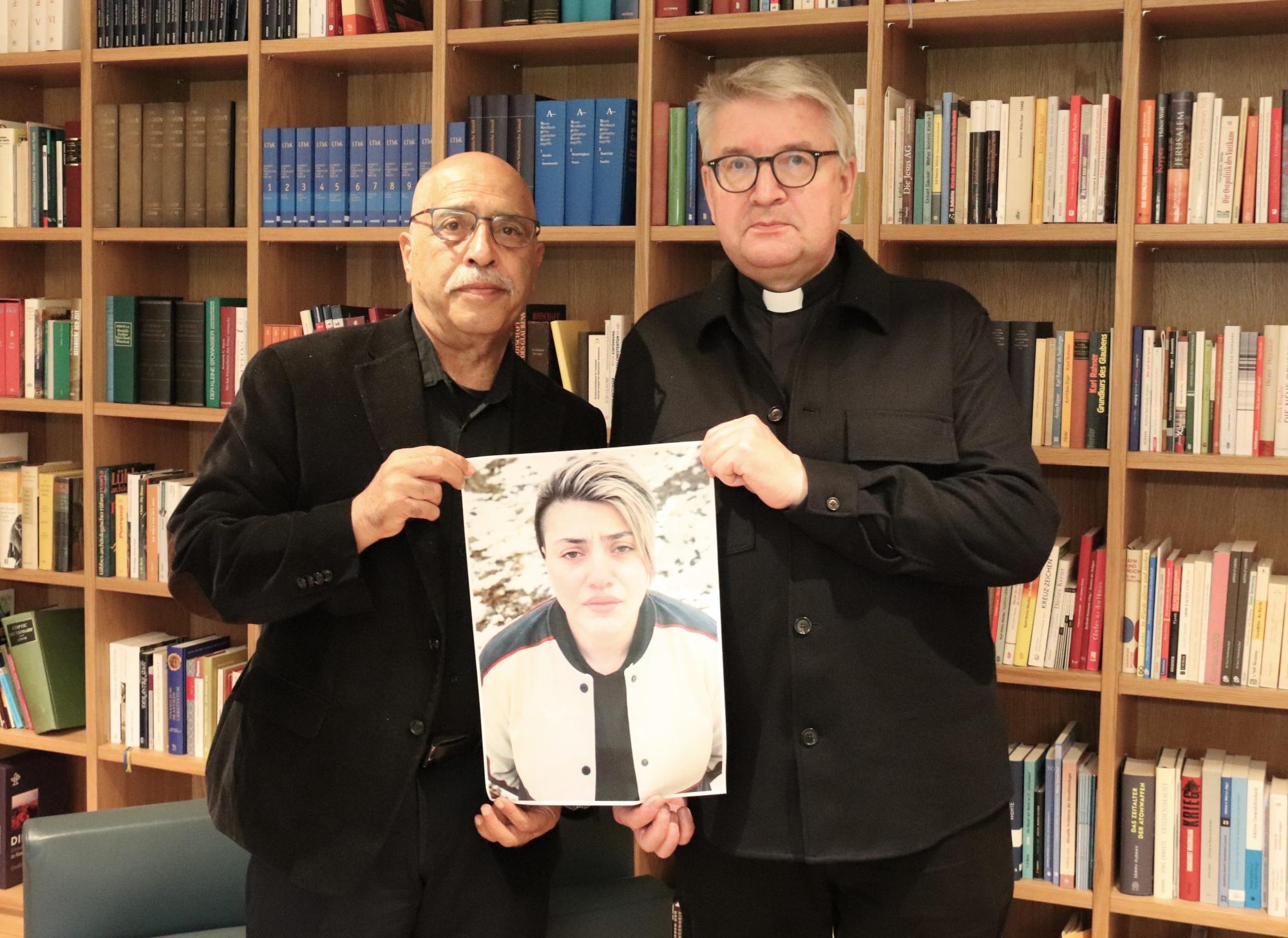 Der Mainzer Bischof Peter Kohlgraf (rechts) hat eine weitere politische Patenschaft übernommen. Organisiert hat sie Behrouz Asadi