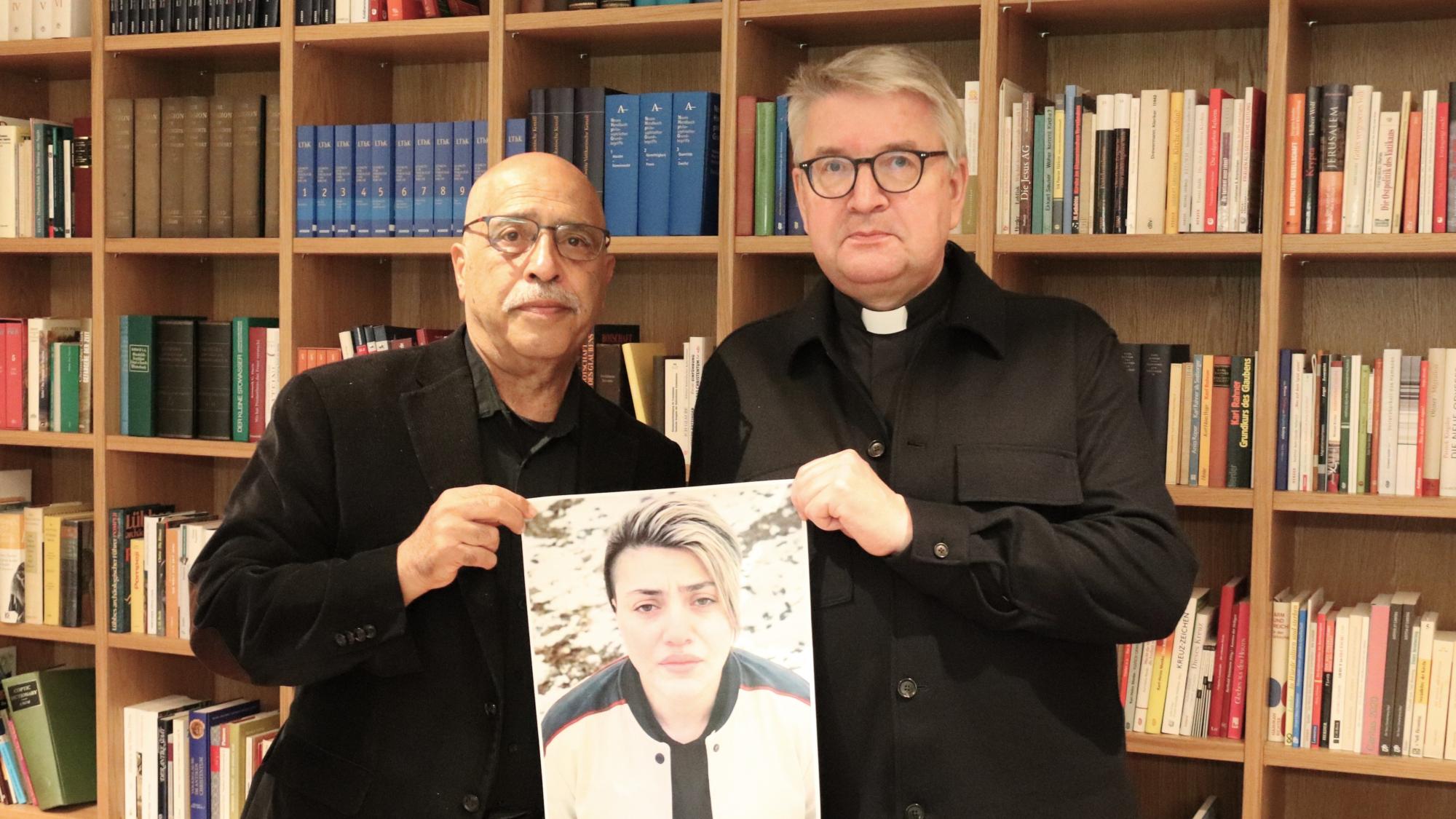 Der Mainzer Bischof Peter Kohlgraf (rechts) hat eine weitere politische Patenschaft übernommen. Organisiert hat sie Behrouz Asadi