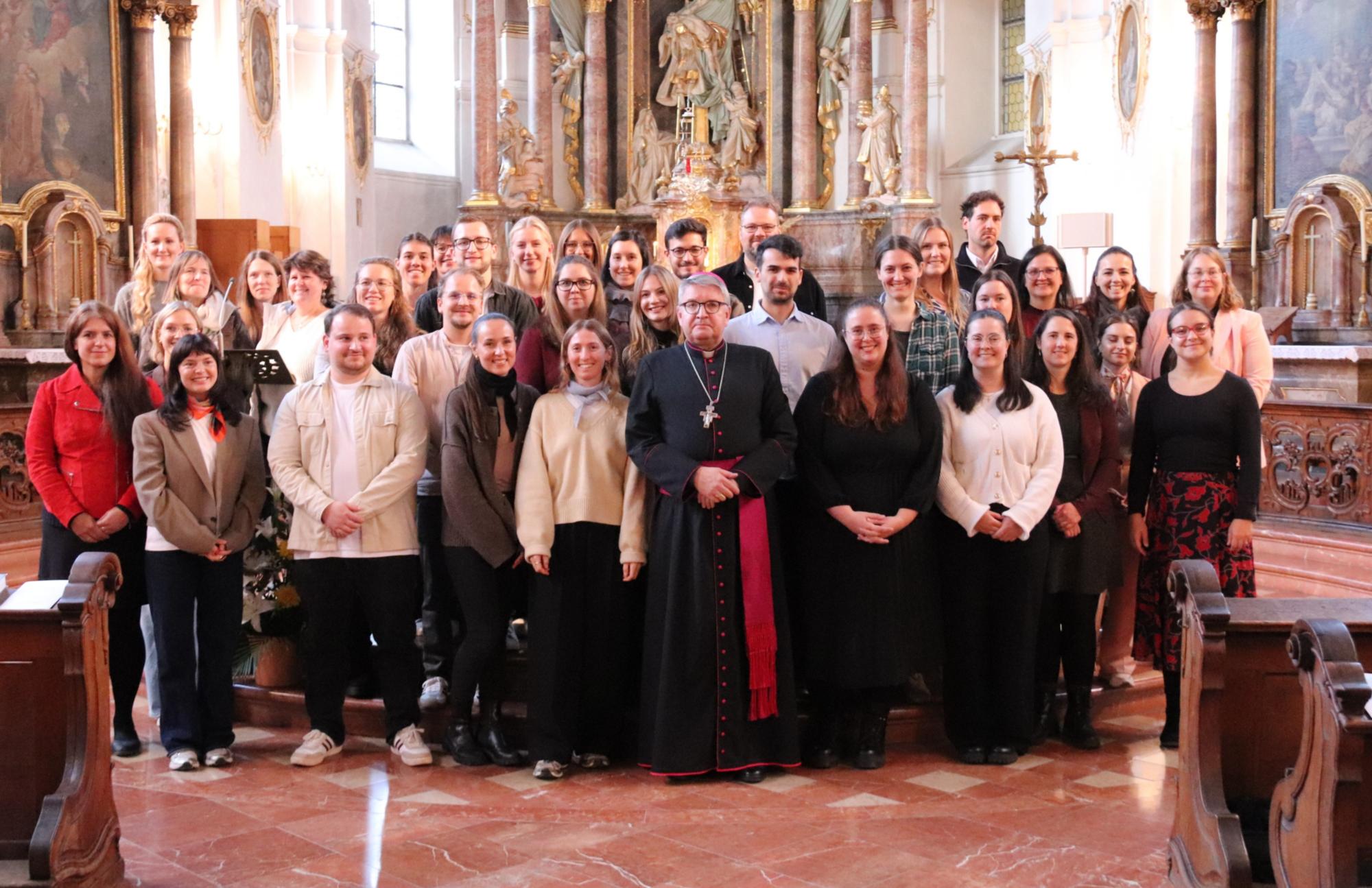 Gruppenfoto zur Verleihung der Missio canonica mit Bischof Peter Kohlgraf