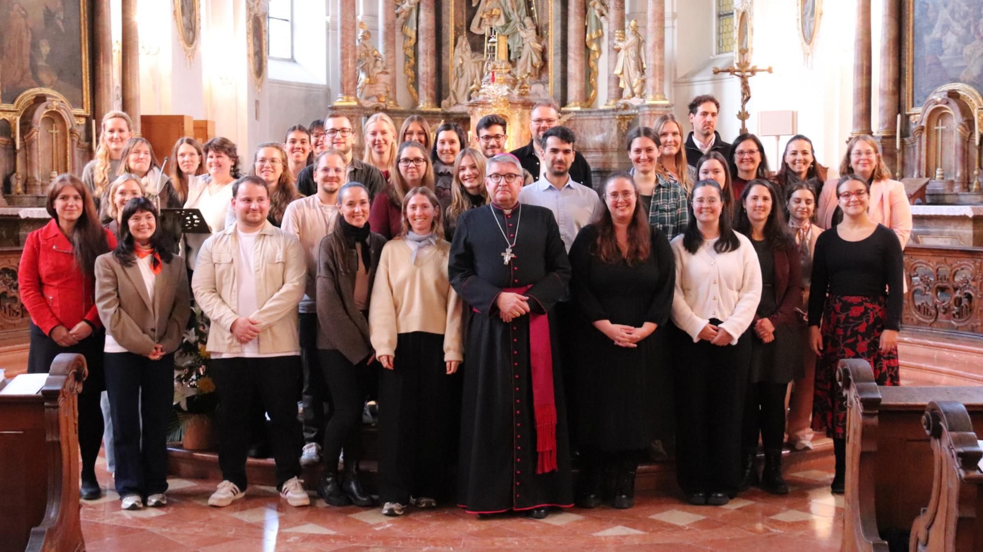 Gruppenfoto zur Verleihung der Missio canonica mit Bischof Peter Kohlgraf