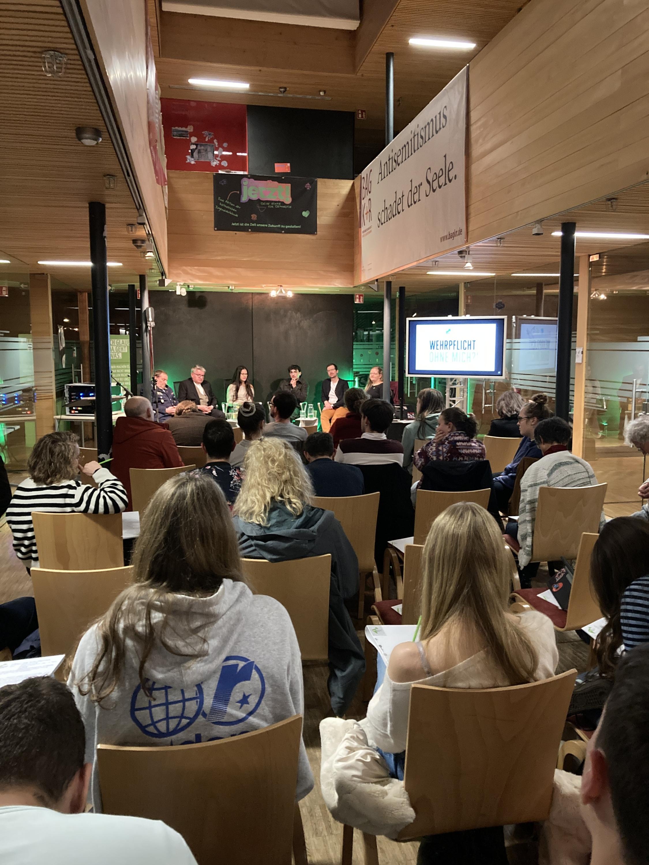 Publikum bei der Podiumsdiskussion zum Thema Wehrpflicht