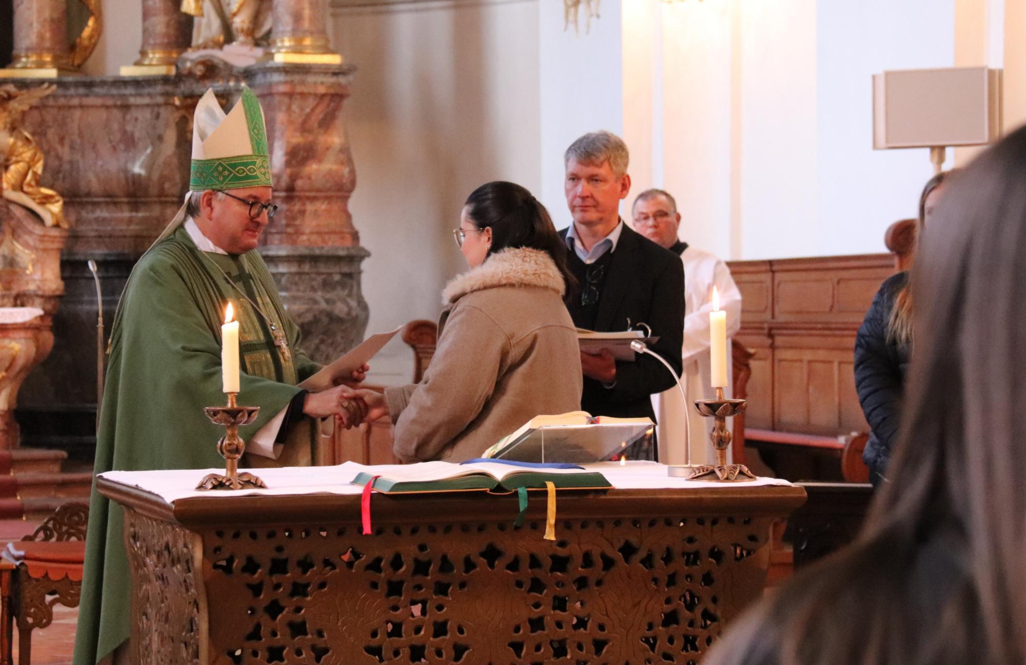 Bischof Peter Kohlgraf verlieh die Missio canonica an 35 Religionslehrerinnen und -lehrer