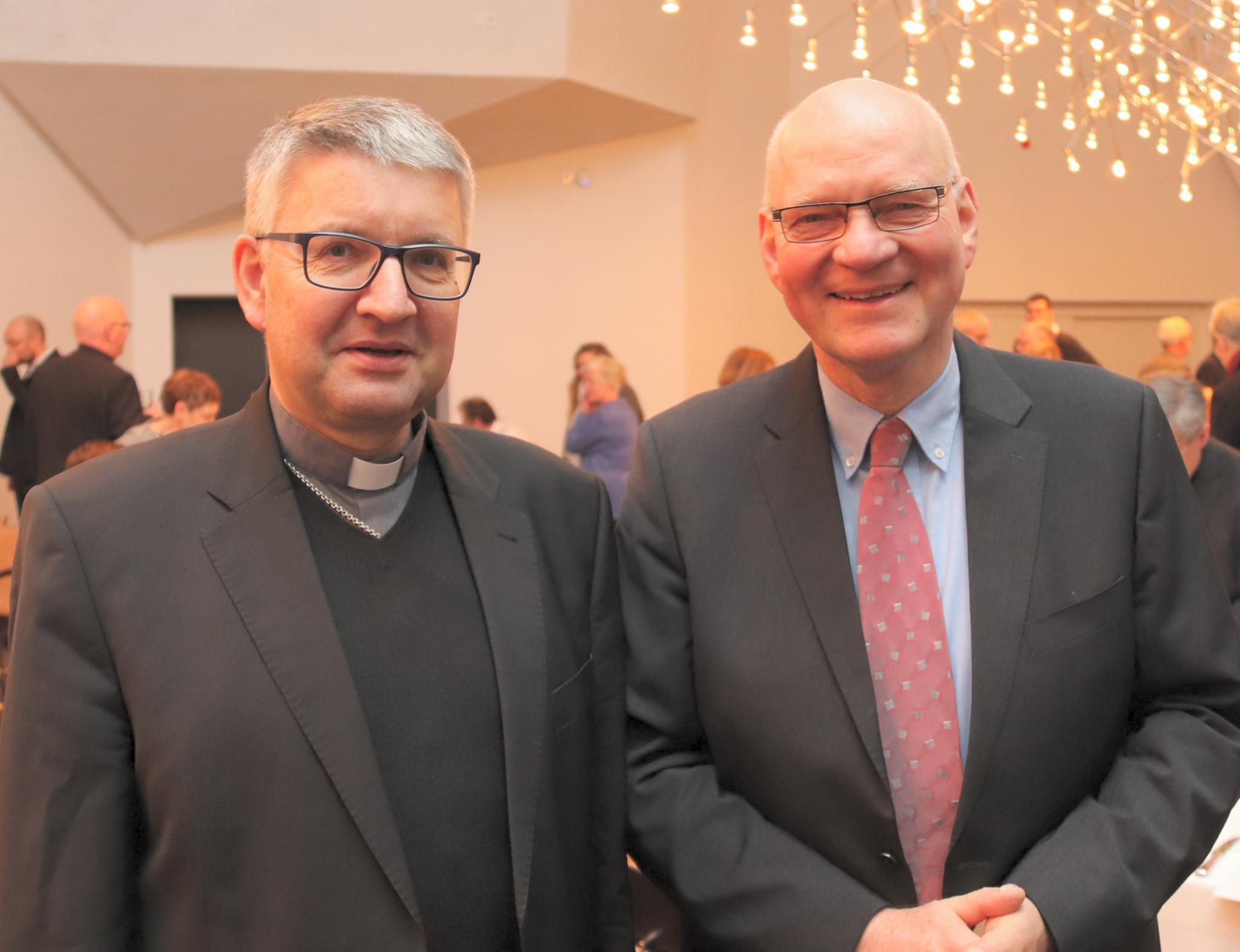 Mainz, 19.12.2018: Bischof Peter Kohlgraf (l.) würdigte die Verdienste von Thomas Drescher als 'prägend' für das Bistum Mainz.