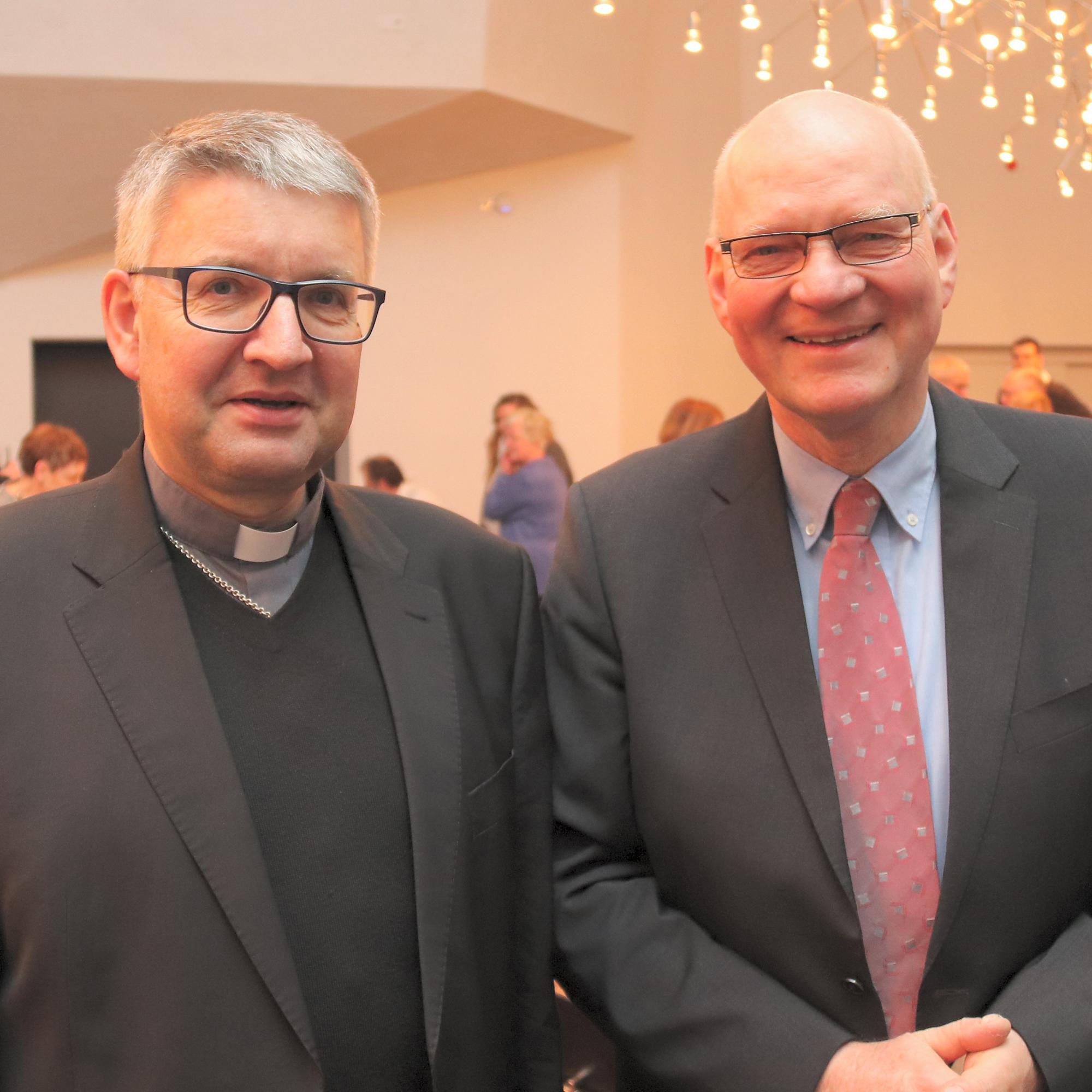Mainz, 19.12.2018: Bischof Peter Kohlgraf (l.) würdigte die Verdienste von Thomas Drescher als 