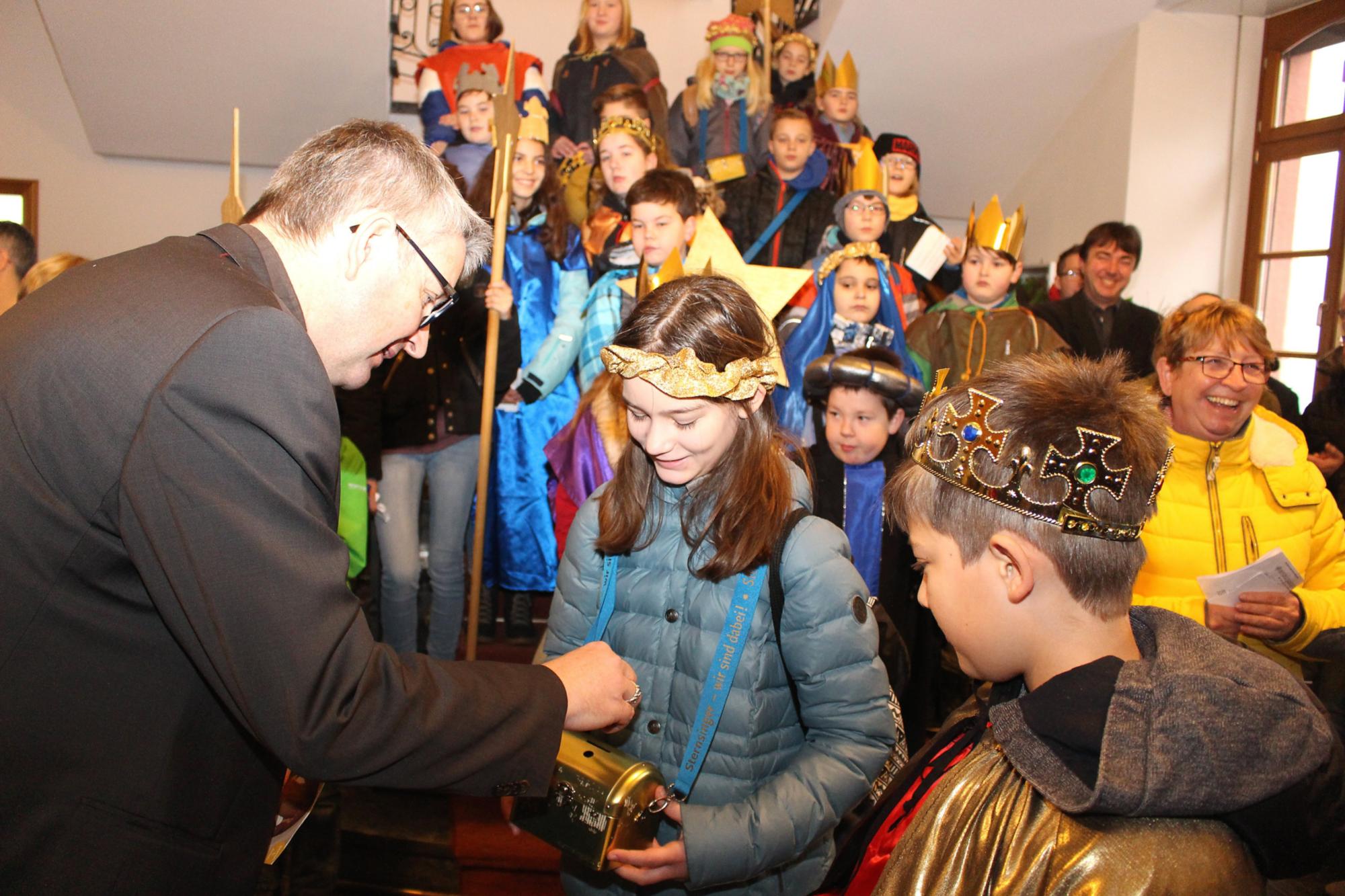 Mainz, 8. Januar 2019: Besuch der Sternsinger aus der Martinus-Schule Weißliliengasse bei Bischof Peter Kohlgraf im Bischöflichen Ordinariat.