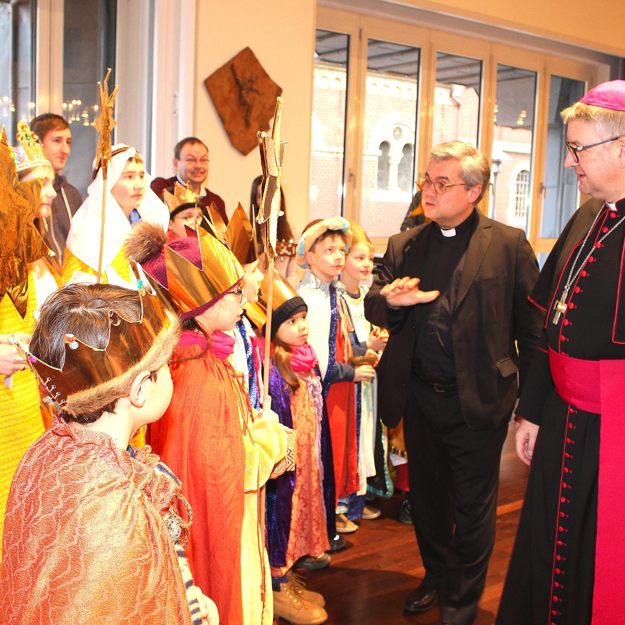 Mainz, 12. Januar 2019: Bischof Peter Kohlgraf (rechts) und Weihbischof Udo Markus Bentz begrüßten beim Neujahrsempfang die Mainzer Sternsinger aus St. Ignaz und St. Stephan.