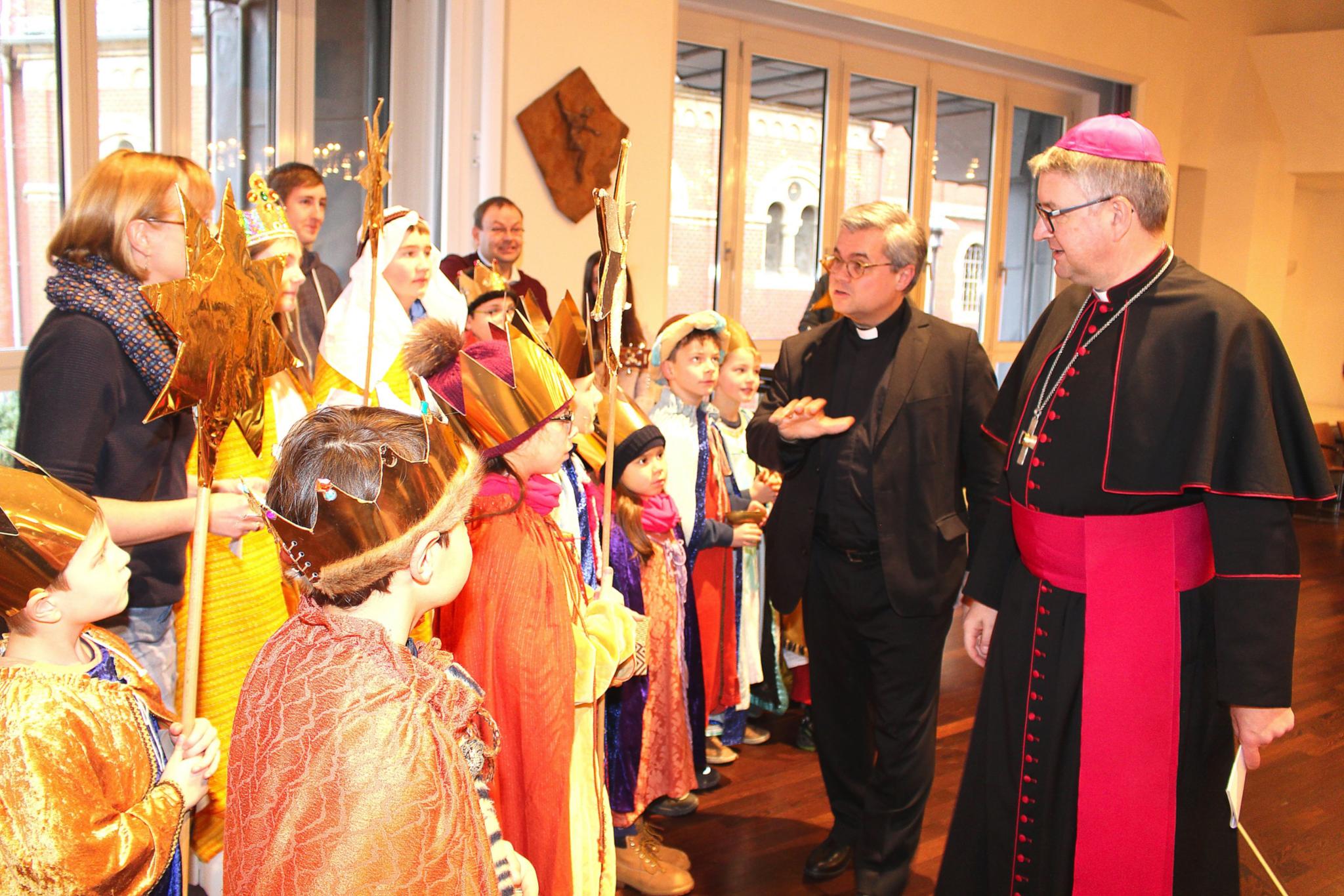 Mainz, 12. Januar 2019: Bischof Peter Kohlgraf (rechts) und Weihbischof Udo Markus Bentz begrüßten beim Neujahrsempfang die Mainzer Sternsinger aus St. Ignaz und St. Stephan.