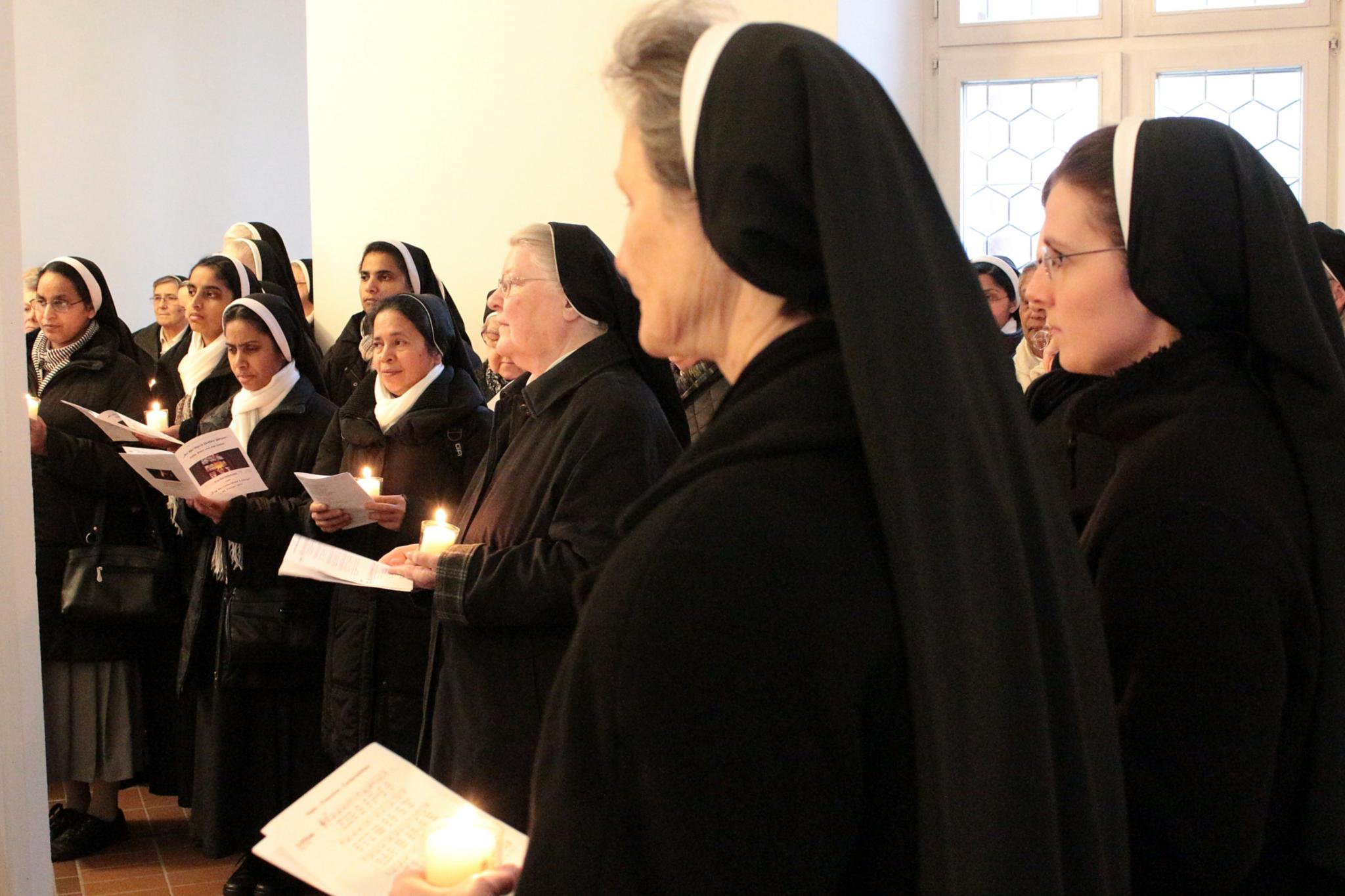 Mainz, 4. Ferbuar 2019: Vor dem Gottesdienst beim 'Tag des geweihten Lebens'  fand die Kerzenweihe im Kreuzgang des Priesterseminars statt.