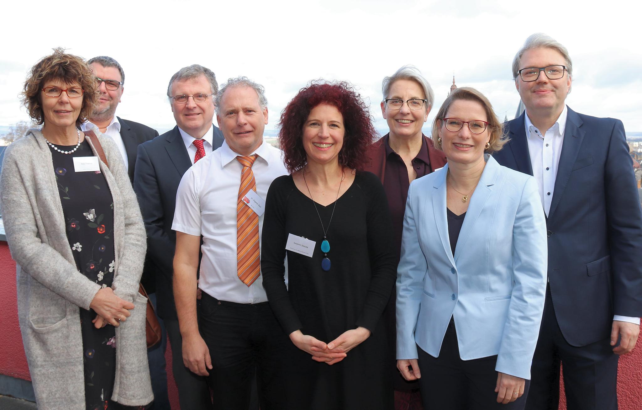 Mainz, 18.3.2019: Die rheinland-pfälzische Bildungsministerin Dr. Stefanie Hubig (2.v.r) mit den Projektpartnern „Medienerziehung in Fachschulen für Sozialwesen in Rheinland-Pfalz“