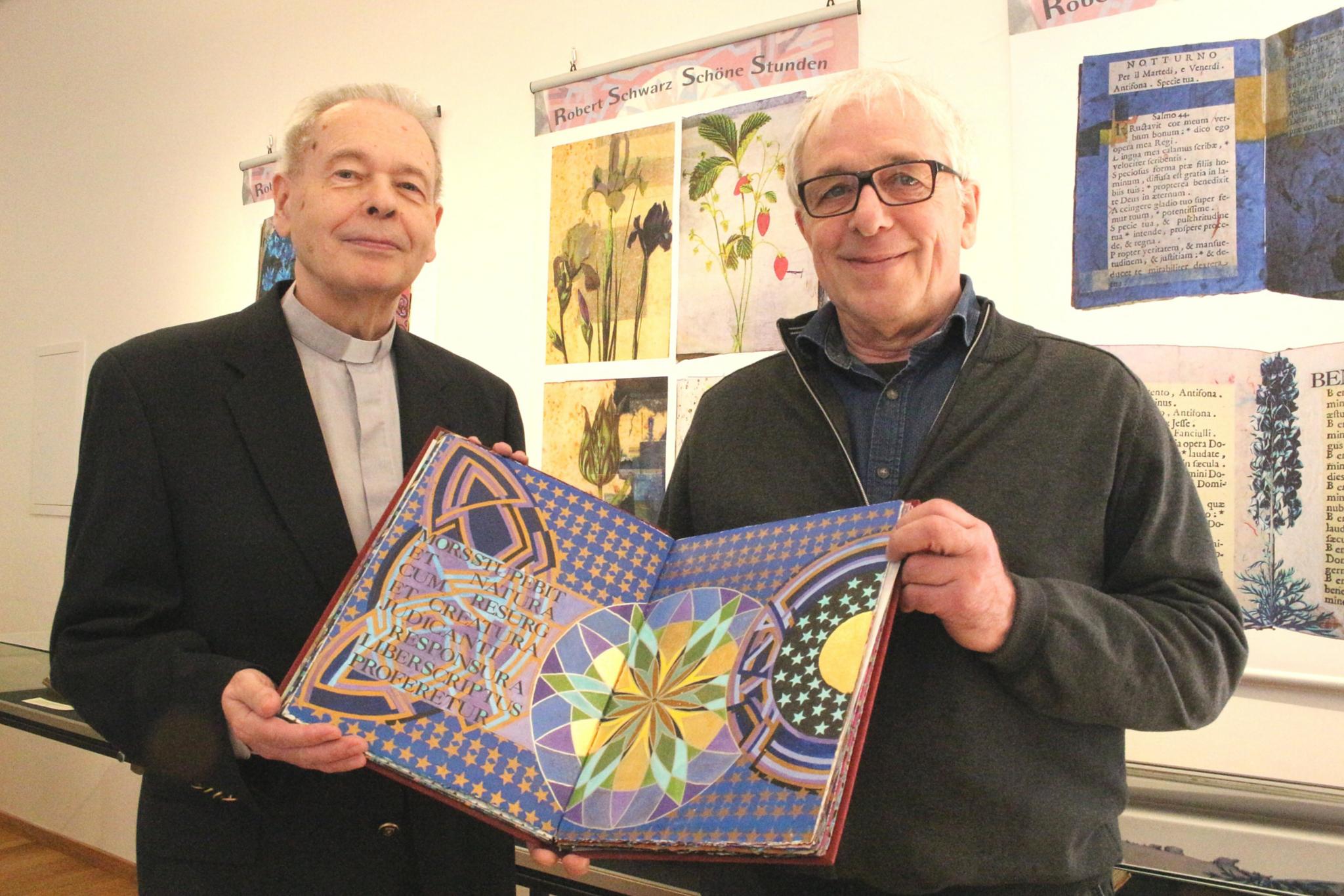 Mainz, 25. März 2019: Helmut Hinkel (links) und Robert Schwarz mit einem der Künstlerbücher des ehemaligen Mainzer Stadtdruckers.
