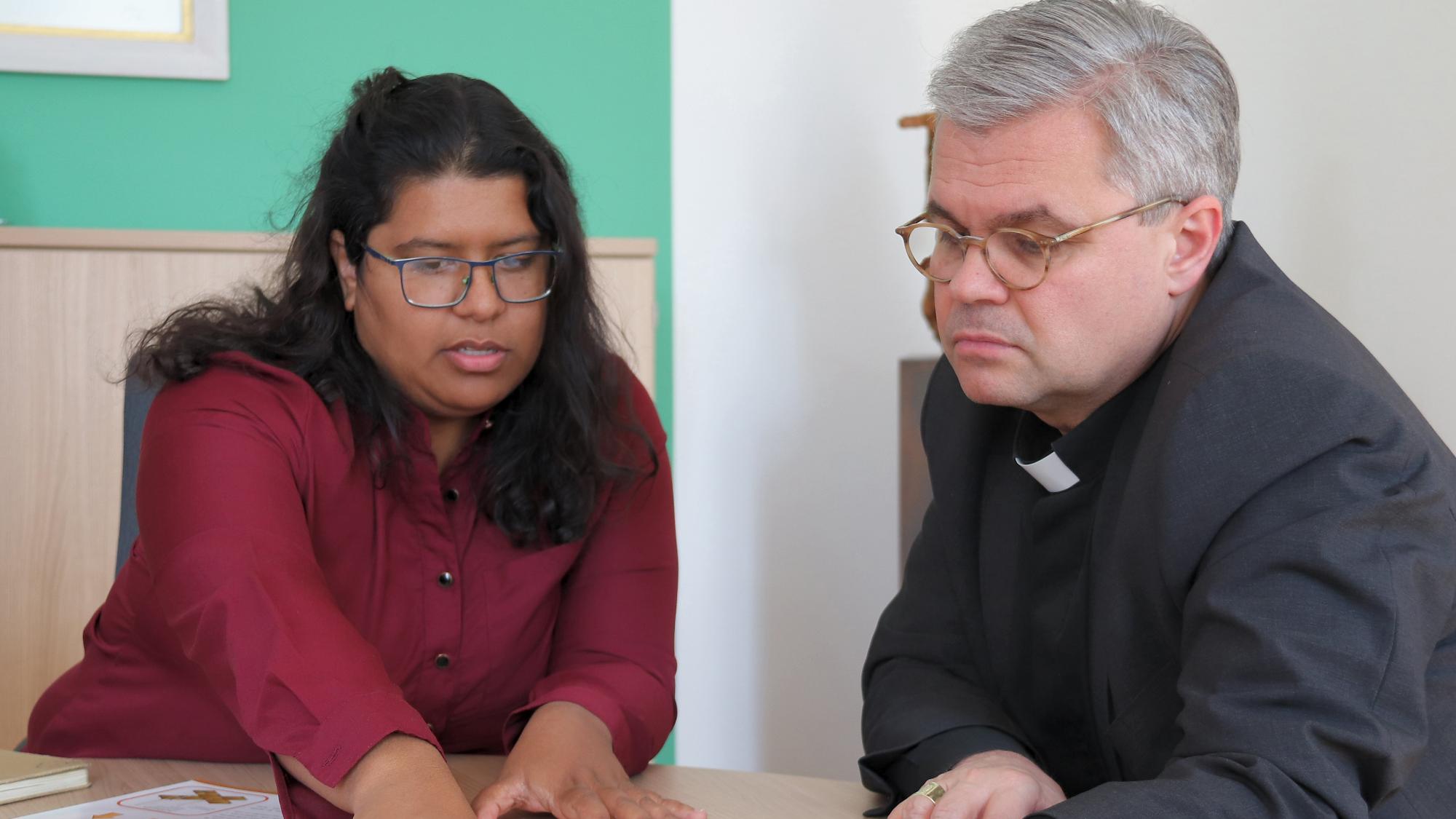 Mainz, 28.3.2019: Weihbischof Dr. Udo Markus Bentz im Gespräch mit Carmen Rivera, Gast der diesjährigen Misereor-Fastaktion.