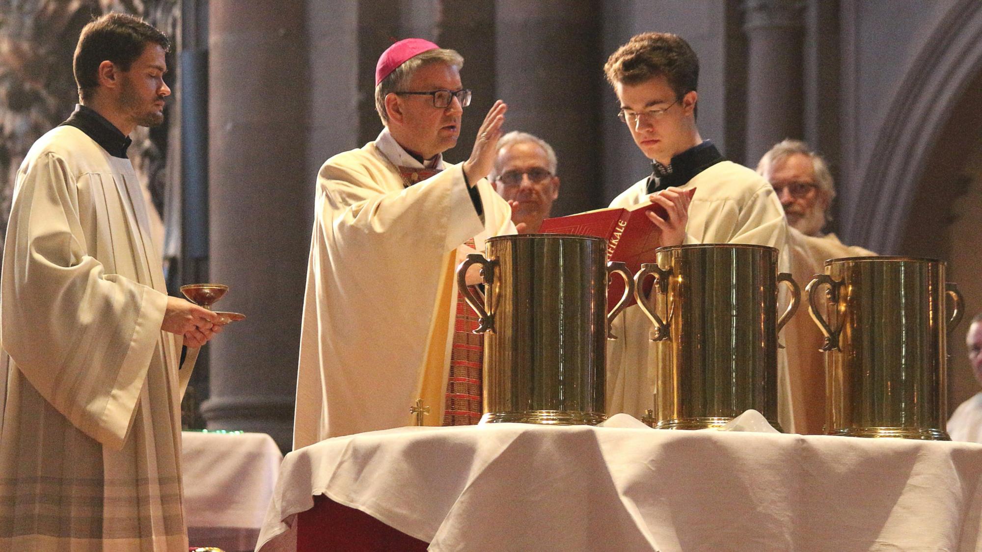 Mainz, 15. April 2019: Bischof Peter Kohlgraf bei der Weihe der Heiligen Öle während der Missa chrismatis im Mainzer Dom.