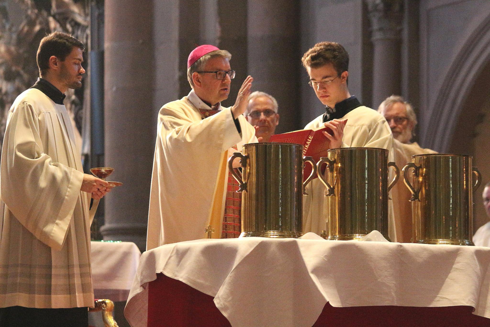 Mainz, 15. April 2019: Bischof Peter Kohlgraf bei der Weihe der Heiligen Öle während der Missa chrismatis im Mainzer Dom.