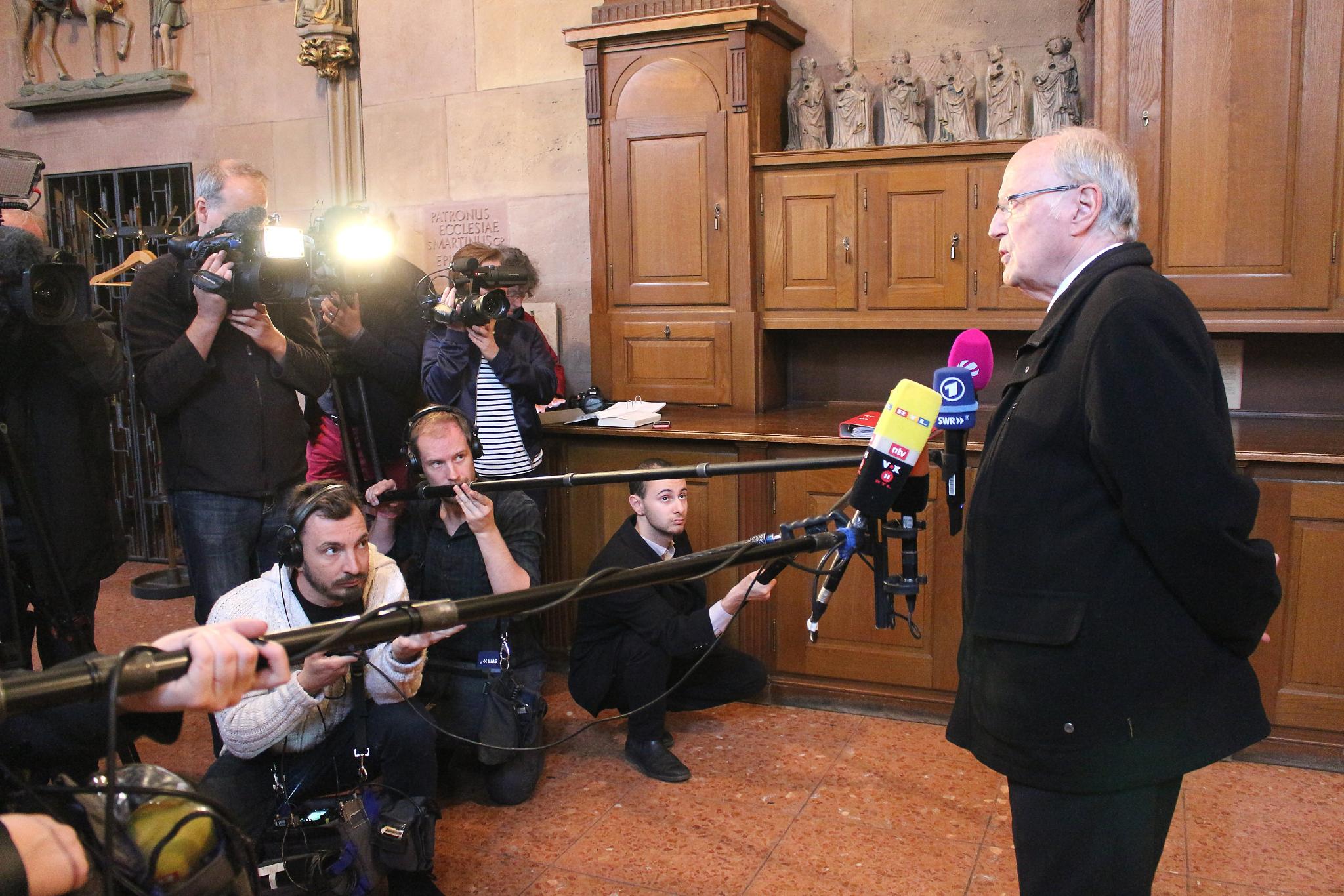 Mainz, 16. April 2019: Zahlreiche Journalisten waren in die Mainzer Domsakristei gekommen, um Domdekan Heinz Heckwolf unter anderem nach Sicherheitsmaßnahmen am Mainzer Dom zu befragen.