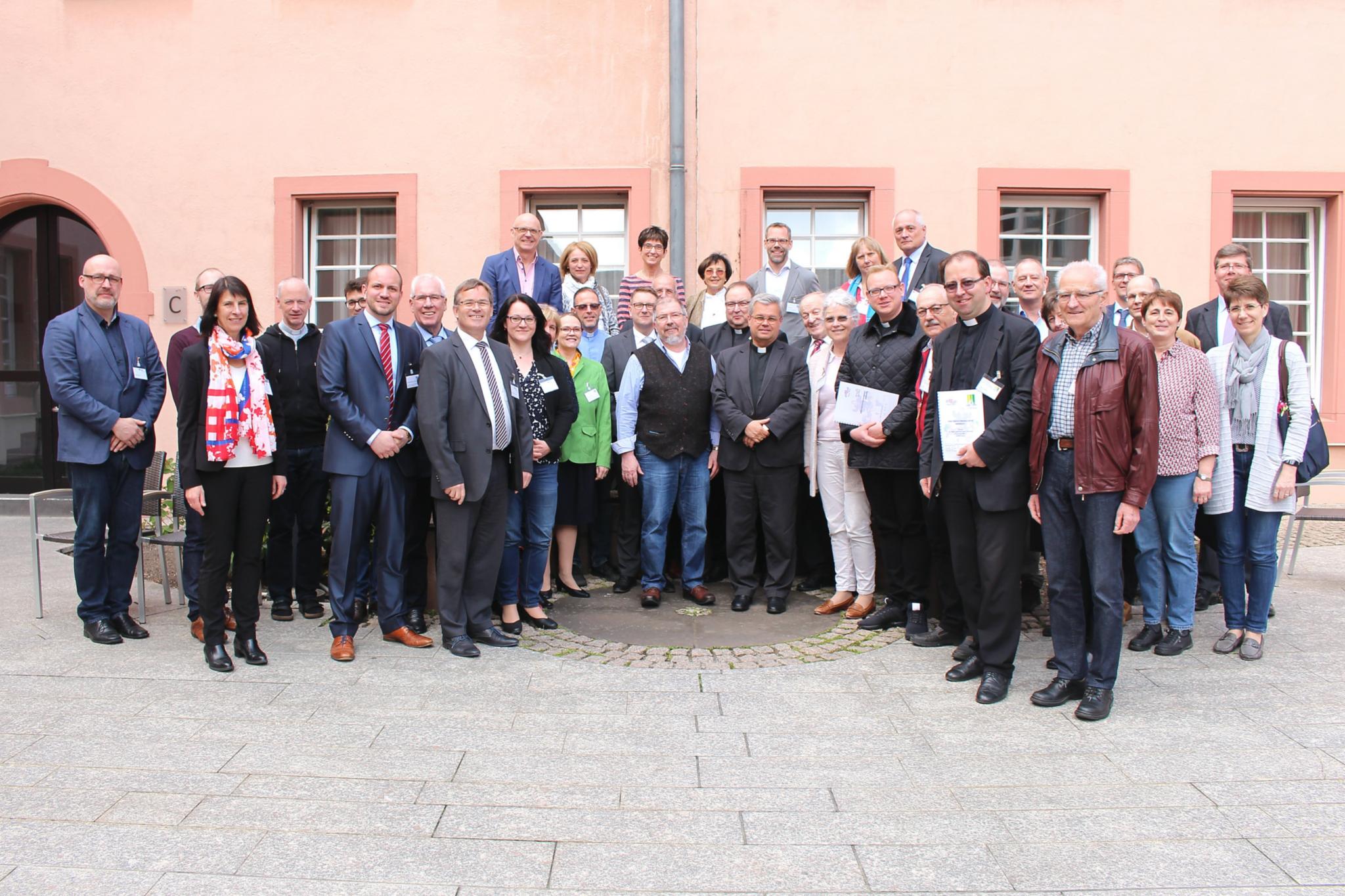 Mainz, 17. April 2019: Als erste Pfarreien in Deutschland haben fünf Kirchengemeinden im Bistum Mainz die Sicherheit und die Gesundheit für ihre haupt- und ehrenamtlich Beschäftigten mit einem Arbeitsschutzmanagementsystem (AMS) organisiert.