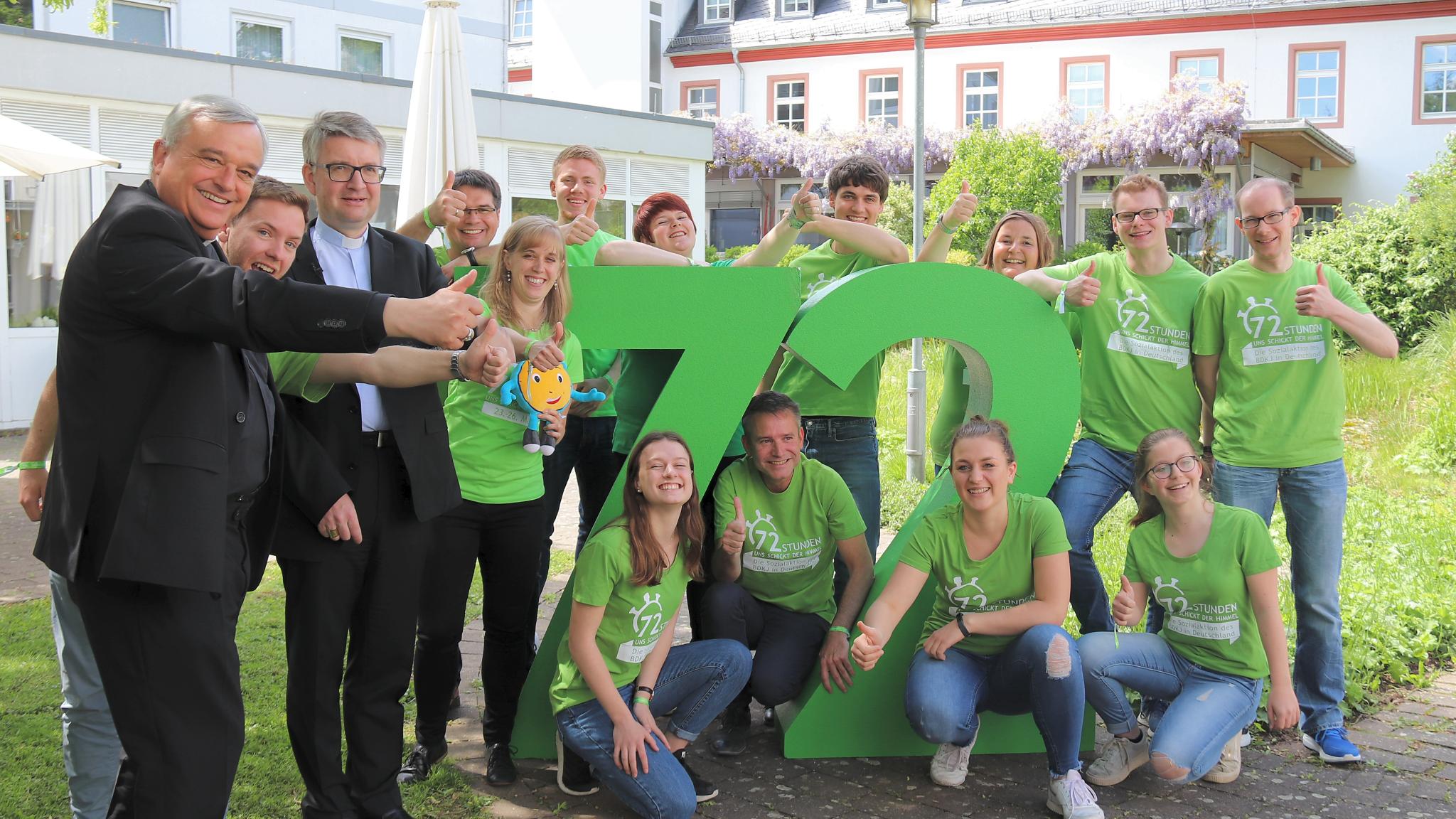 Mainz, 10.5.2019: Bischof Karl-Heinz Wiesemann und Bischof Peter Kohlgraf (v.l.) mit Jugendlichen und jungen Erwachsenen, die sich bei der 72-Stunden-Aktion des BDKJ beteiligen.