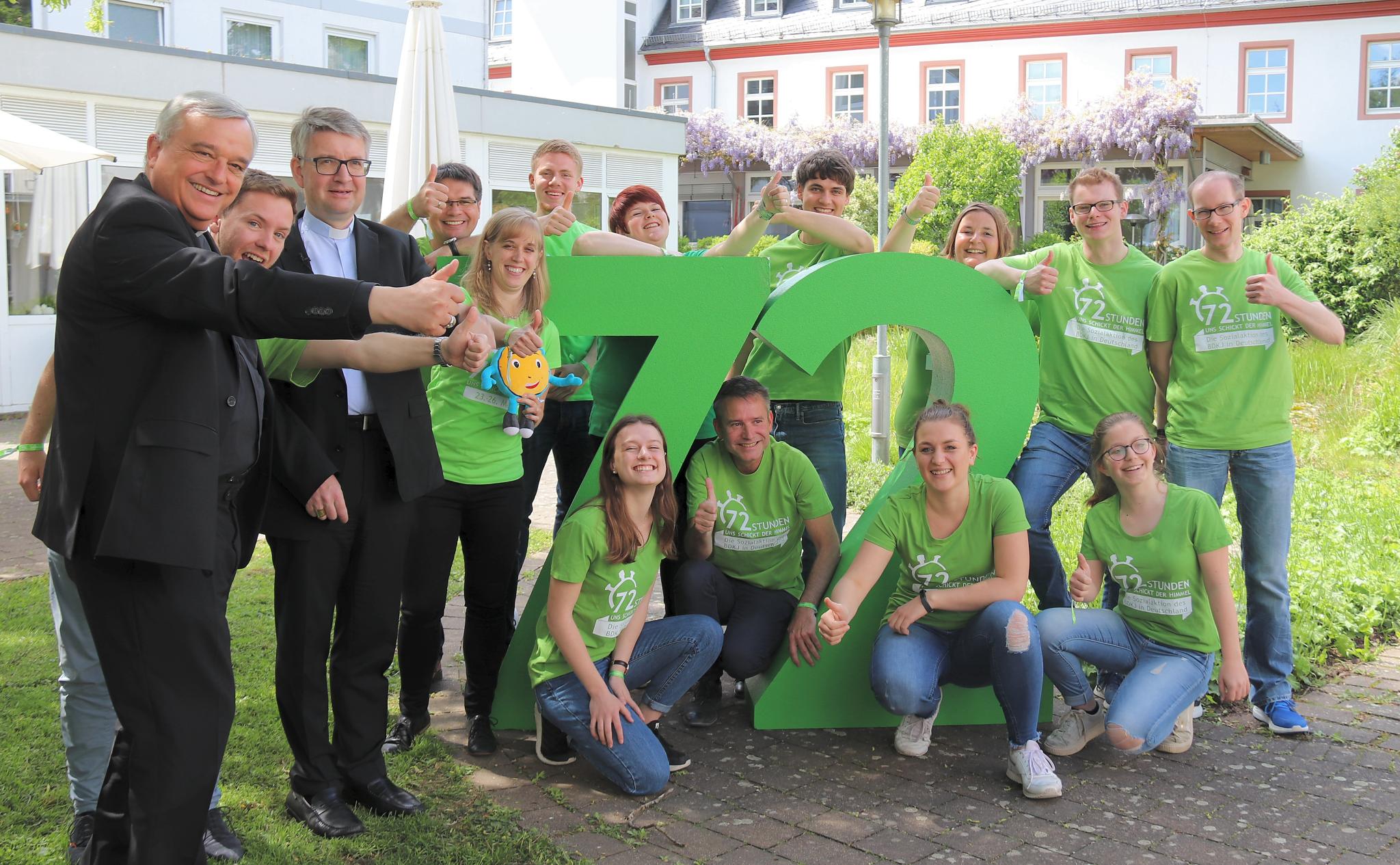 Mainz, 10.5.2019: Bischof Karl-Heinz Wiesemann und Bischof Peter Kohlgraf (v.l.) mit Jugendlichen und jungen Erwachsenen, die sich bei der 72-Stunden-Aktion des BDKJ beteiligen.