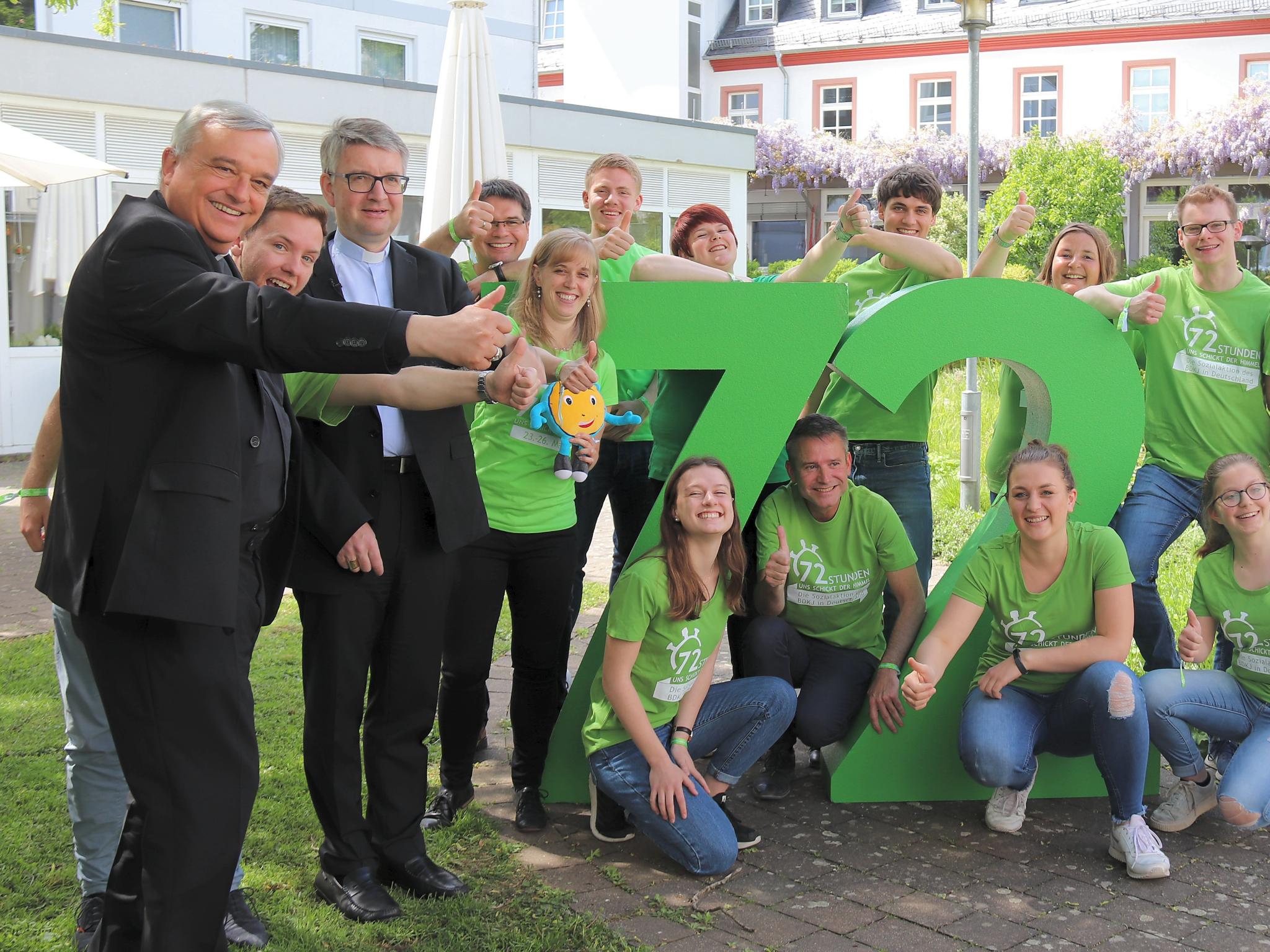 Mainz, 10.5.2019: Bischof Karl-Heinz Wiesemann und Bischof Peter Kohlgraf (v.l.) mit Jugendlichen und jungen Erwachsenen, die sich bei der 72-Stunden-Aktion des BDKJ beteiligen.