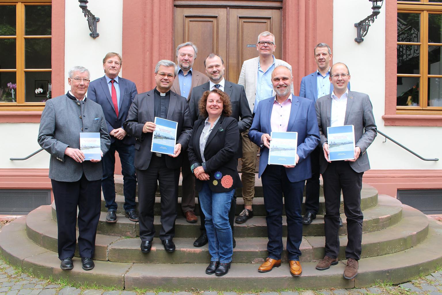 Mainz, 7. Mai 2019: Weihbischof Dr. Udo Markus Bentz mit den Mitgliedern der Arbeitsgruppe Klimaschutz sowie Oliver Foltin (ganz rechts). (c) Bistum Mainz / Blum