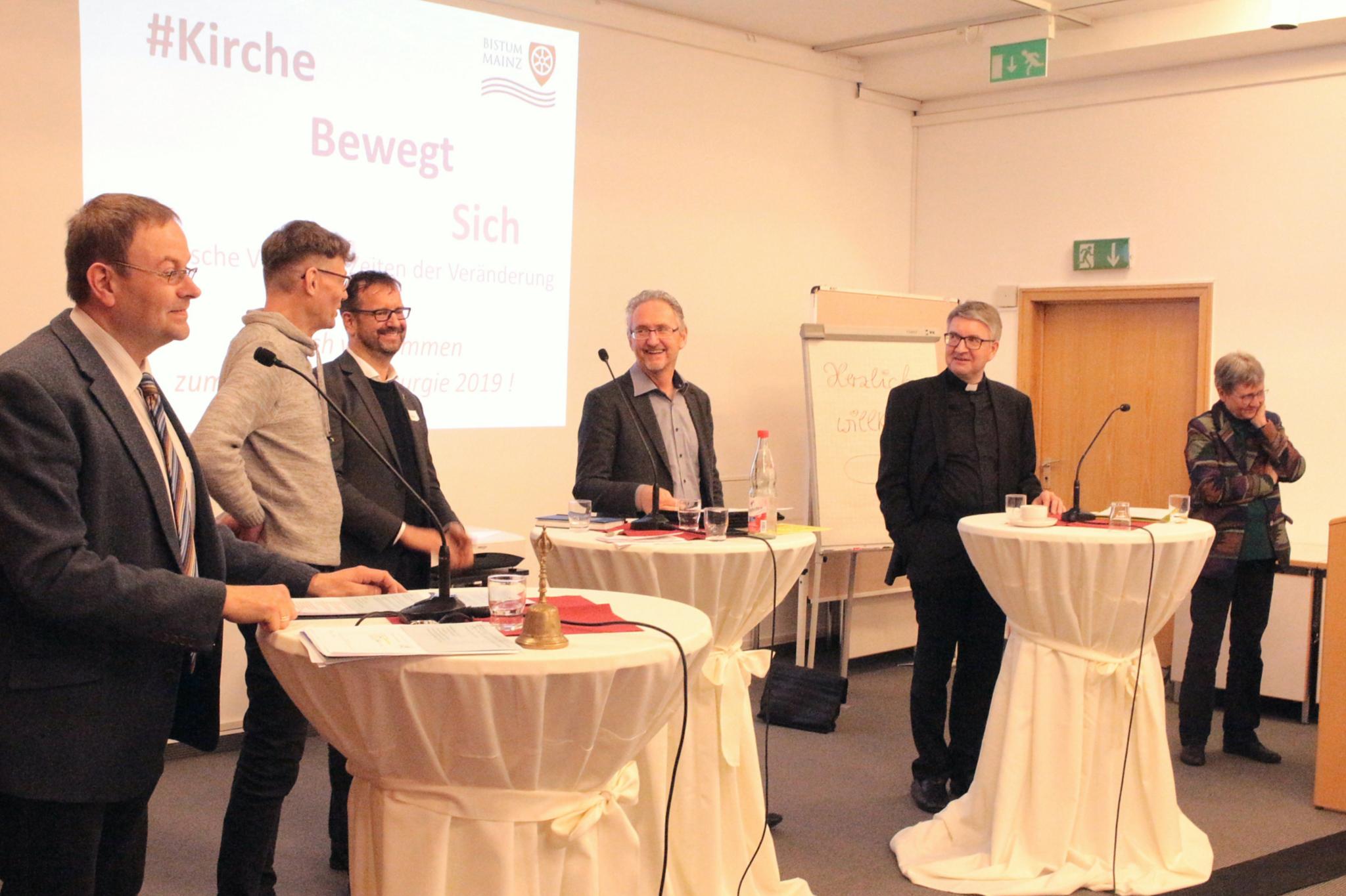 Mainz, 11. Mai 2019: Diskussion bei Diözesantag Liturgie (v.l.n.r.): Tobias Dulisch, Johannes Schmitt-Helfferich, Mathias Berger, Cyriakus Schmidt,  Bischof Peter Kohlgraf und Mechthild Bitsch-Molitor.