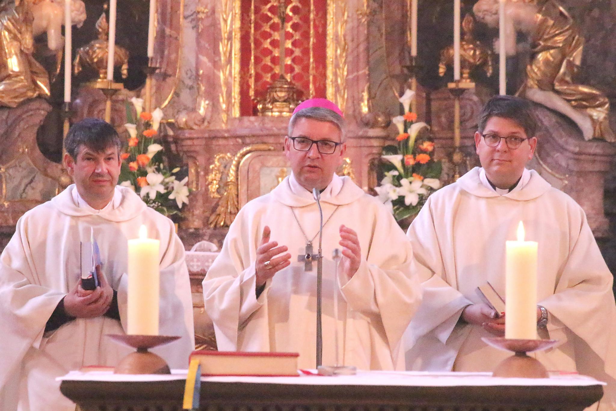 Mainz, 11. Mai 2019: Auftaktgottesdienst in der Seminarkirche zur Gebetsinitiative „Werft die Netze aus“ mit Bischof Peter Kohlgraf, Pfarrer Markus W. Konrad (links) und Regens Tonke Dennebaum (rechts).