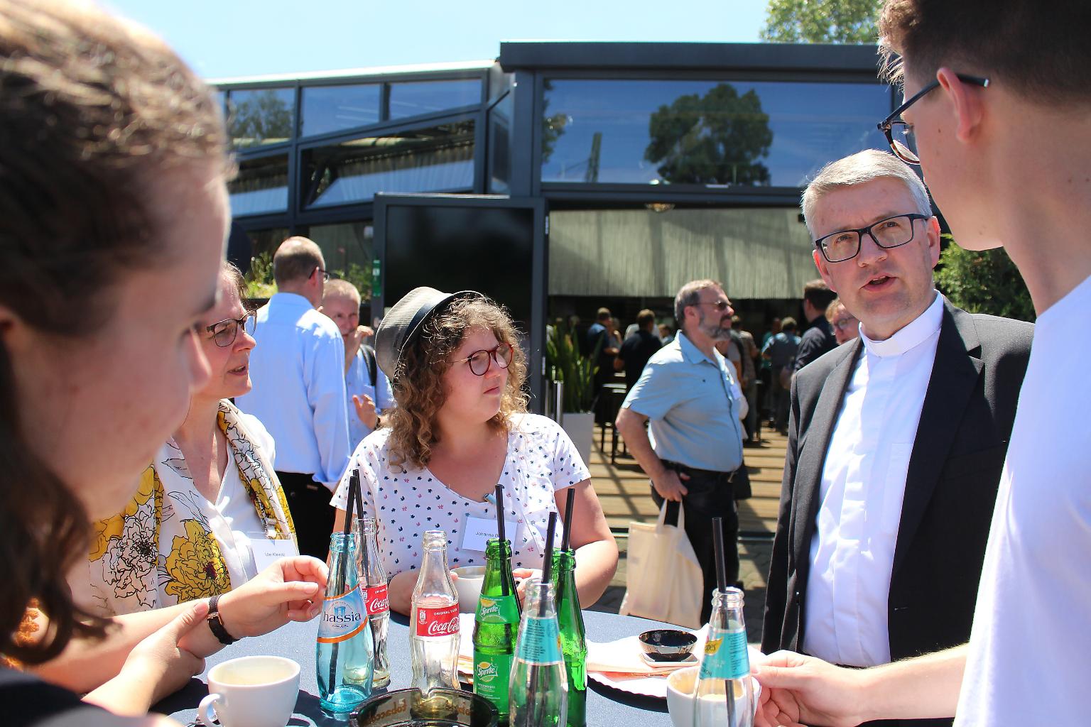 Mainz, 1. Juni 2019: Der Workshoptag zum Pastoralen Weg bot auch für Bischof Peter Kohlgraf viele Möglichkeiten zum Gespräch. (c) Bistum Mainz / Blum