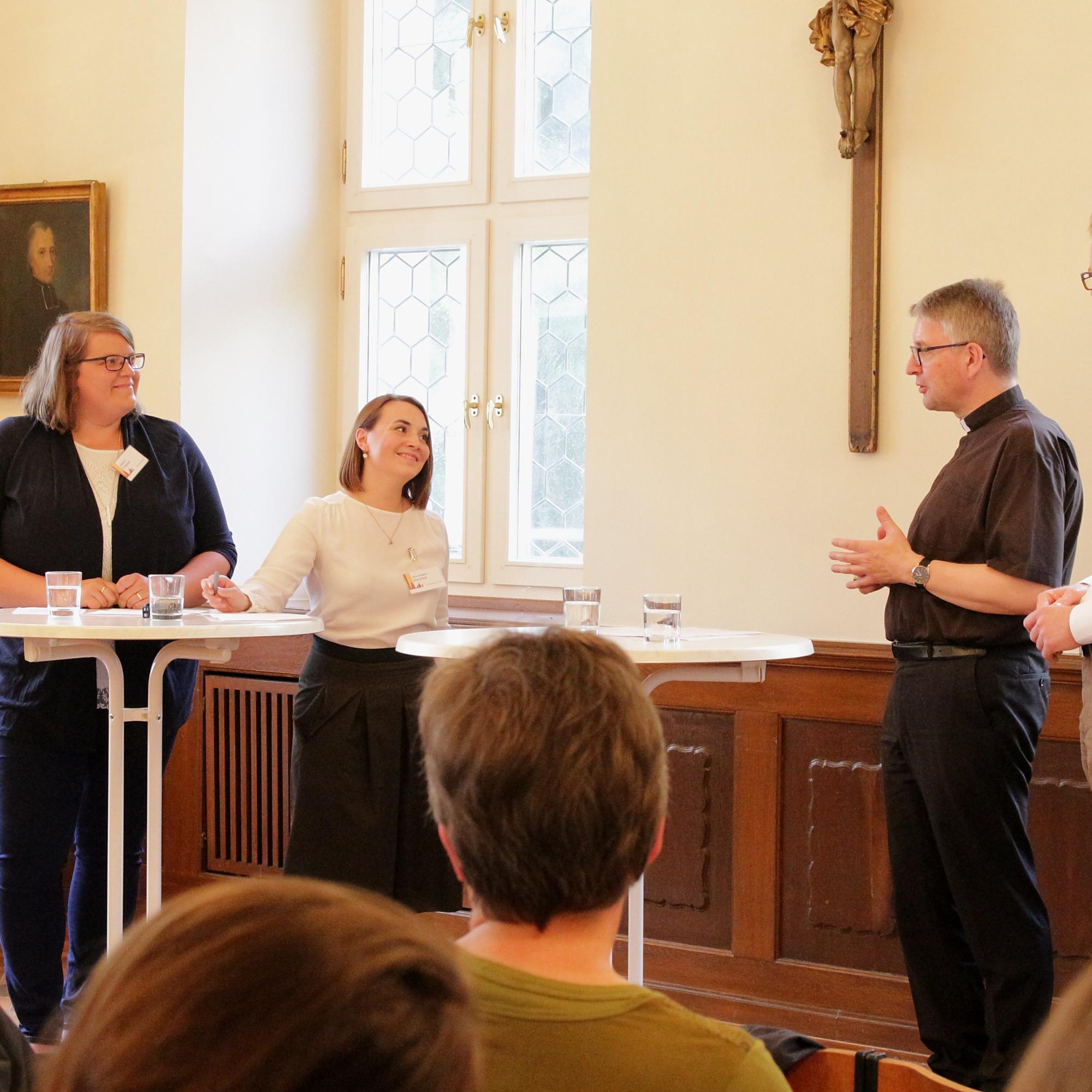 Mainz, 12. Juni 2019: Interviewrunde zum Theotag (v.l.n.r.): Kathrin Pulipara, Ann-Kathrin Marschall, Bischof Peter Kohlgraf und Wolfgang Fritzen.