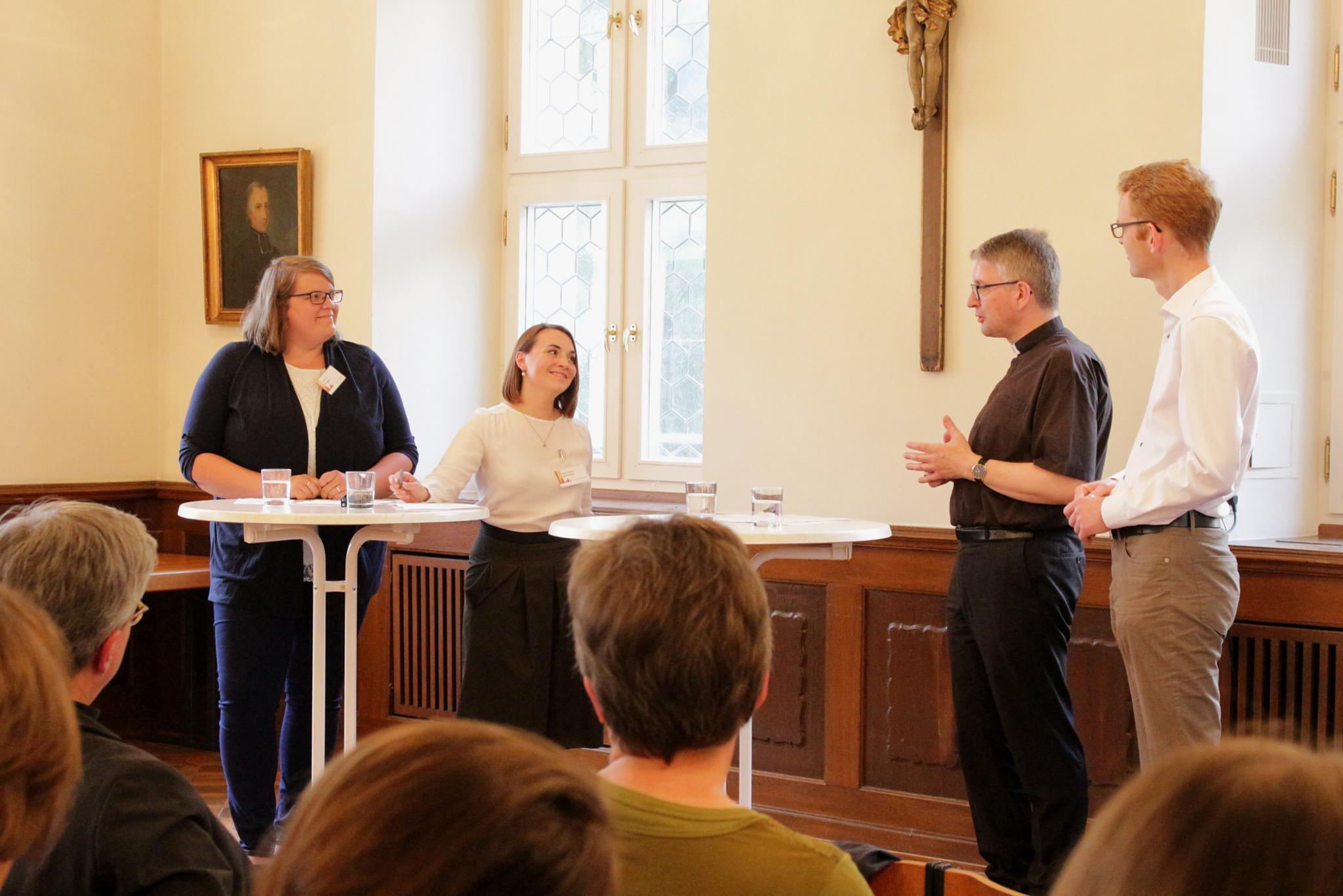 Mainz, 12. Juni 2019: Interviewrunde zum Theotag (v.l.n.r.): Kathrin Pulipara, Ann-Kathrin Marschall, Bischof Peter Kohlgraf und Wolfgang Fritzen.