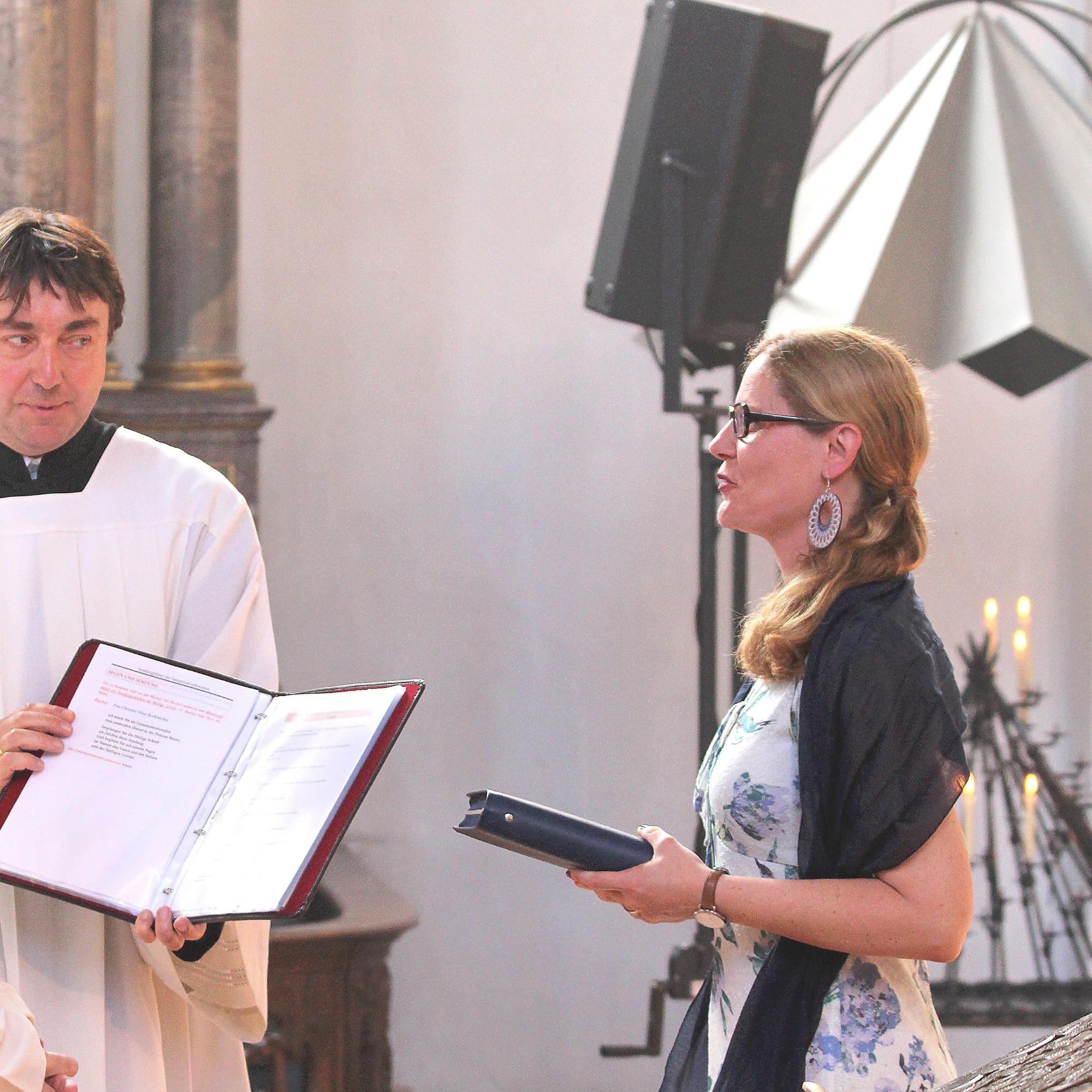 Mainz, 15. Juni 2019: Als Zeichen ihrer Sendung erhielt Christine Wüst-Rocktäschel von Bischof Peter Kohlgraf eine Heilige Schrift.