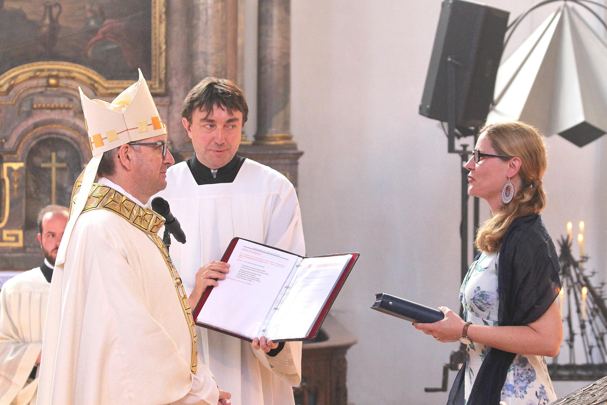 Mainz, 15. Juni 2019: Als Zeichen ihrer Sendung erhielt Christine Wüst-Rocktäschel von Bischof Peter Kohlgraf eine Heilige Schrift. (c) Bistum Mainz / Blum