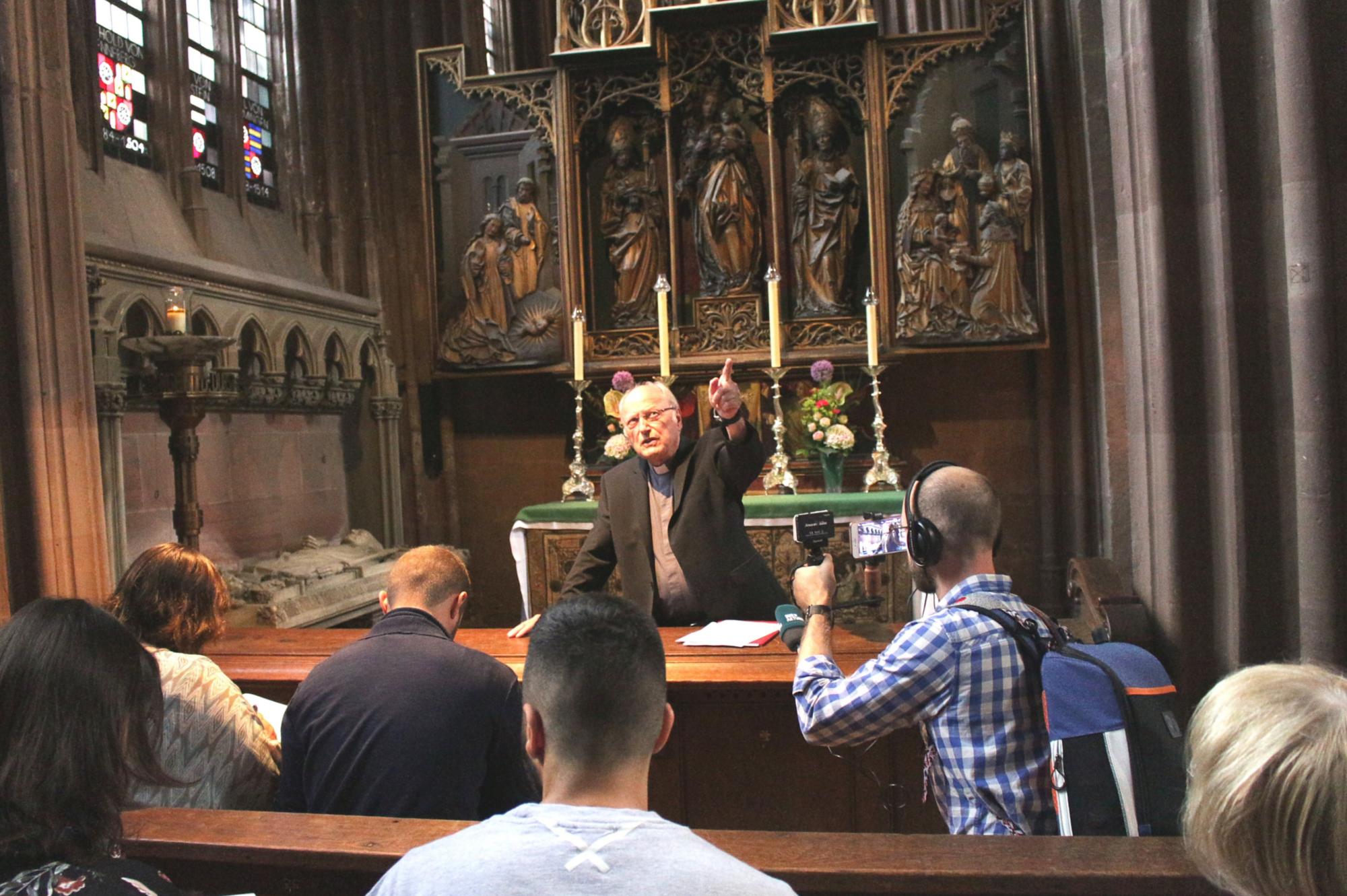 Mainz, 16. August 2019: Domdekan Heinz Heckwolf informierte vor dem Marienaltar über den Zeitplan zum Einbau des ersten Teiles der neuen Domorgelanlage.