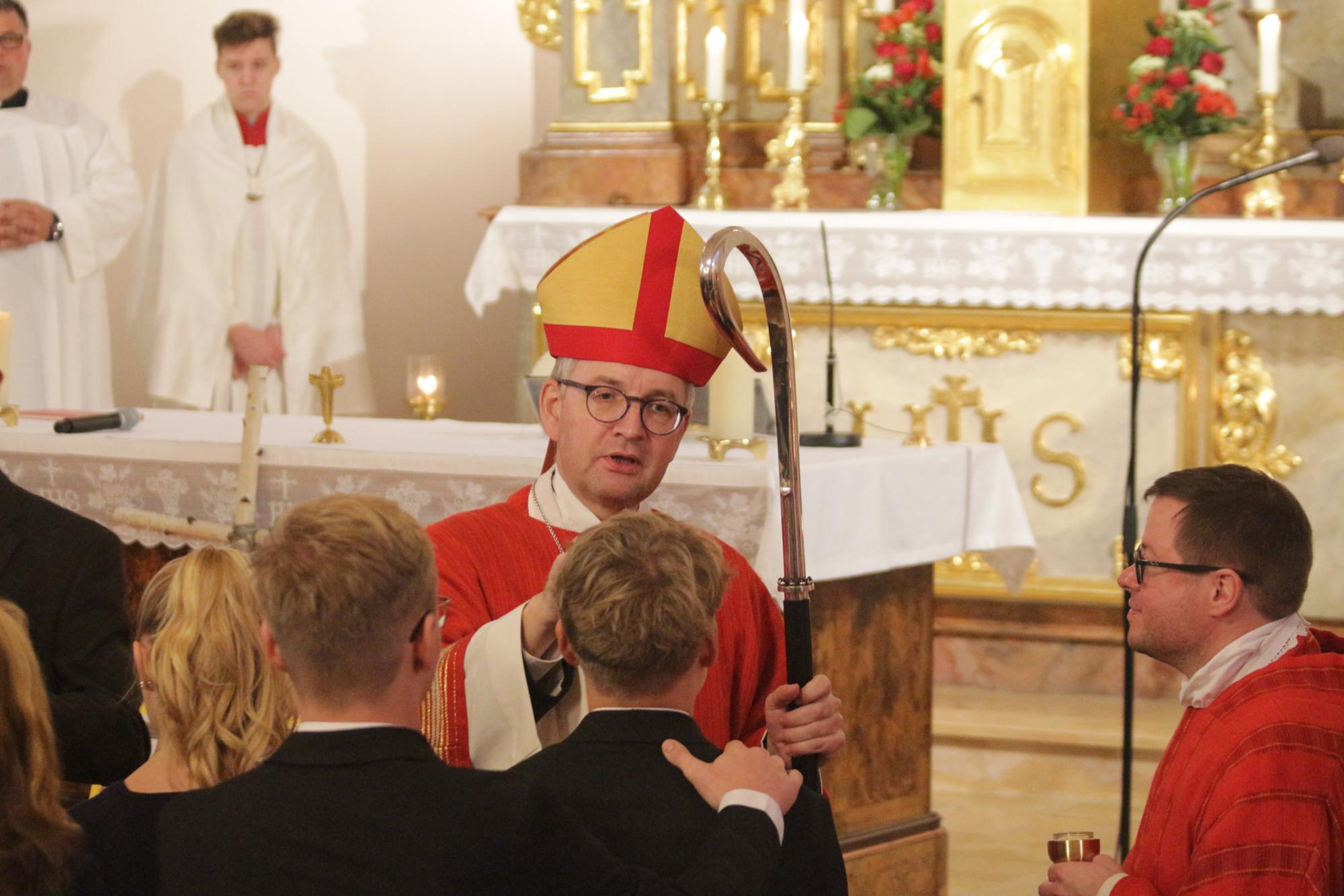 Dorn-Assenheim, 26. Oktober 2019: Bischof Peter Kohlgraf firmte 32 Jugendliche in der Kirche St. Maria Magdalena in Dorn-Assenheim, rechts Pfarrer Kai Wornath.