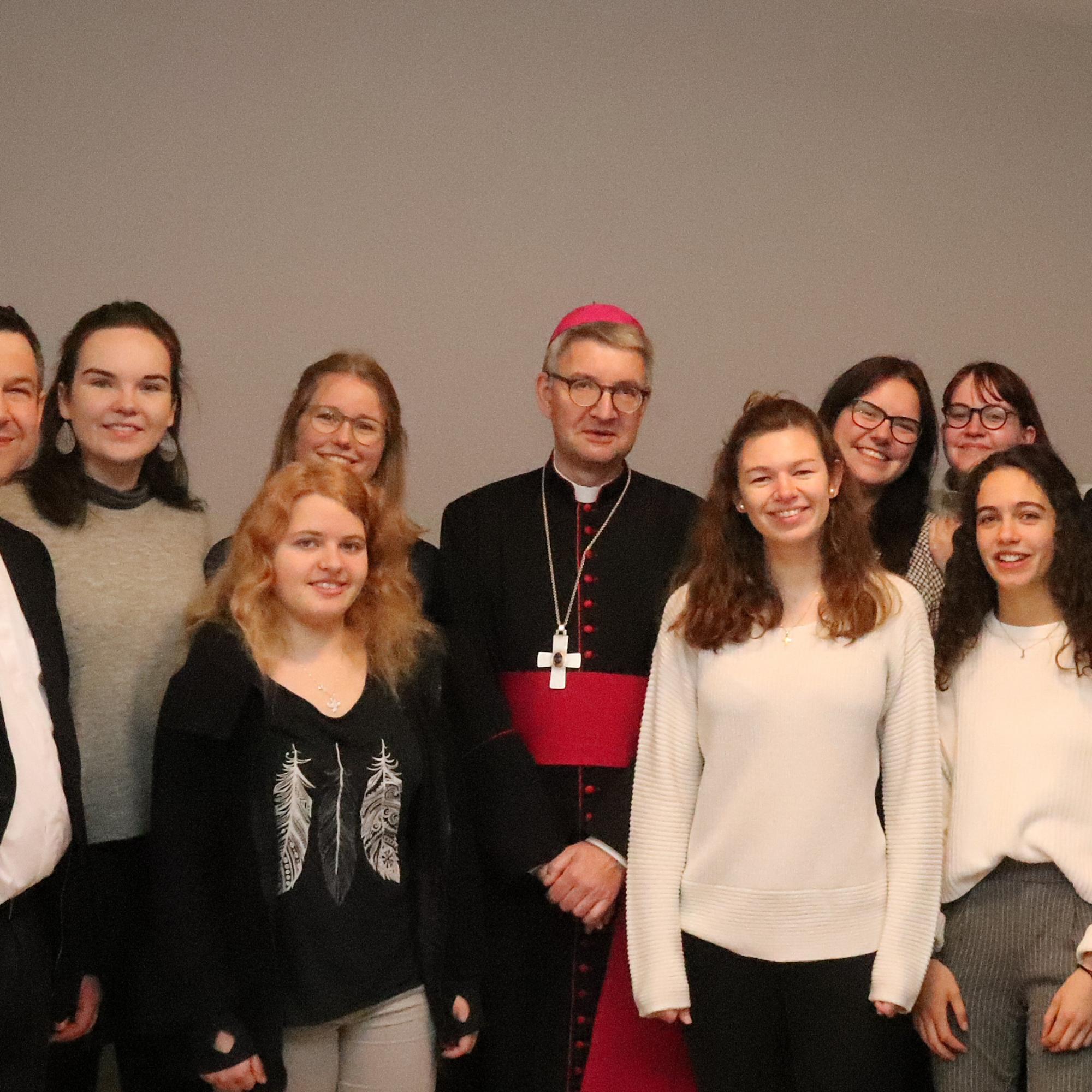 Mainz, 8.11.2019: Die COJler mit Bischof Peter Kohlgraf und ihren Ansprechpartnern.