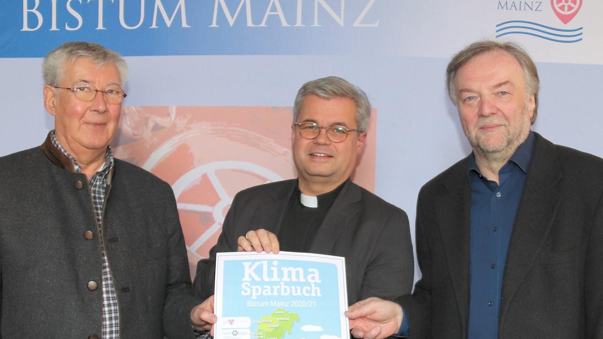Mainz, 20.11.2019: Vorstellung des neuen Klimasparbuchs mit (v.l.) Franz Jakob Hock, Weihbischof Udo Markus Bentz und Marcus Grünewald.