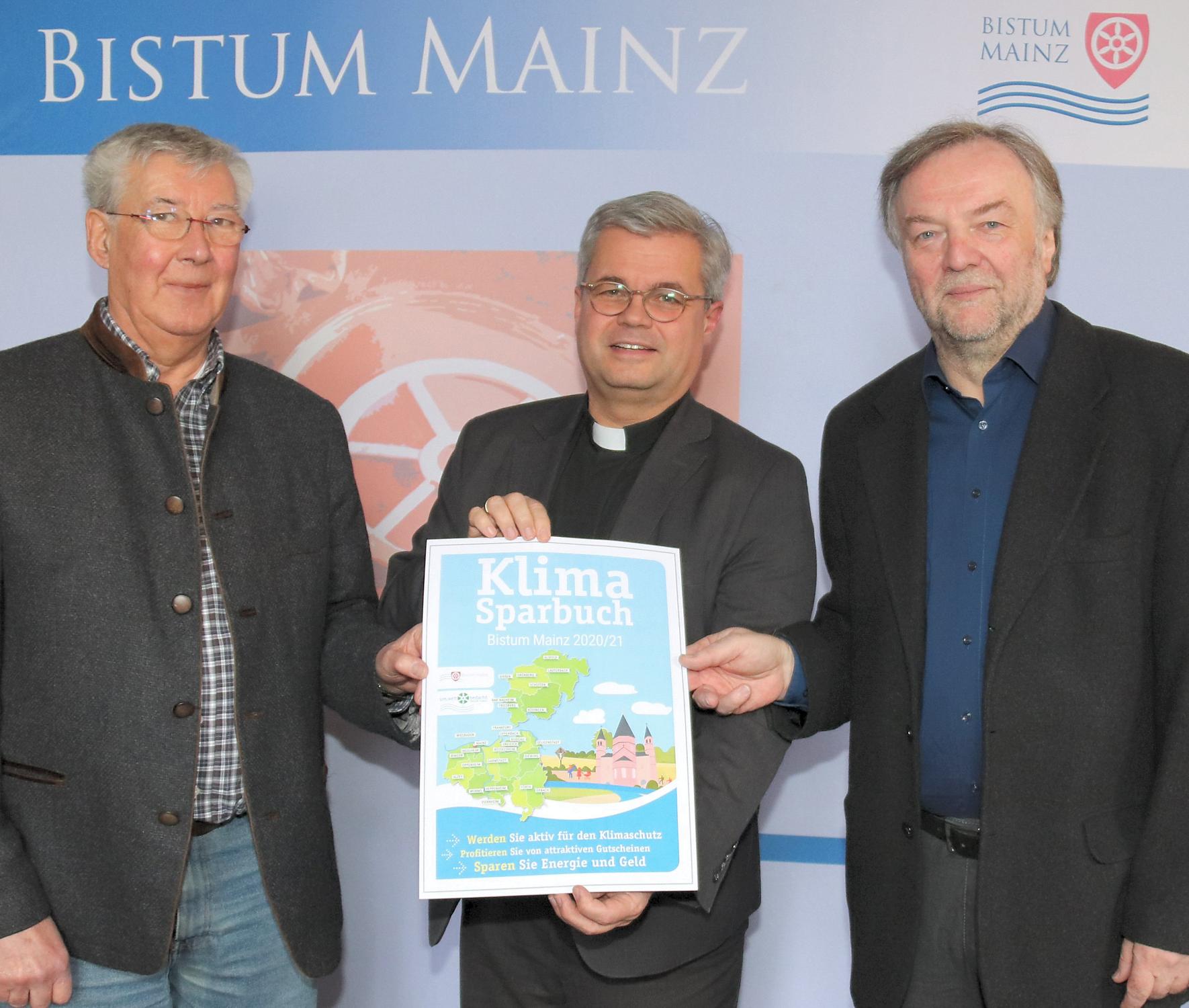 Mainz, 20.11.2019: Vorstellung des neuen Klimasparbuchs mit (v.l.) Franz Jakob Hock, Weihbischof Udo Markus Bentz und Marcus Grünewald. (c) Bistum Mainz / Matschak
