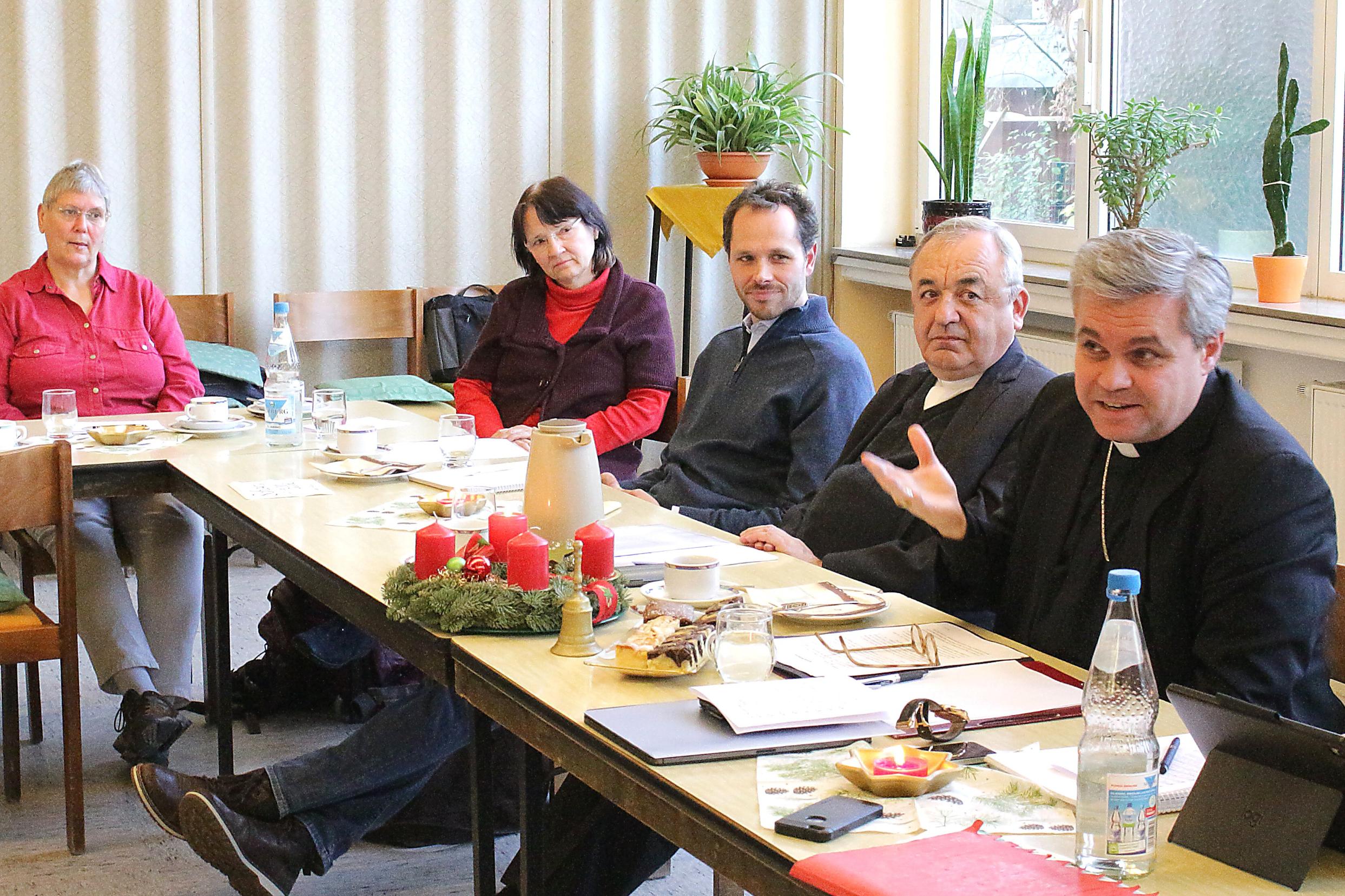 Rüsselsheim, 4. Dezember 2019: Schlusskonferenz der Visitation im Dekanat Rüsselsheim mit Weihbischof Udo Markus Bentz (ganz rechts), daneben Dekan Karl Zimrer und Dekanatsreferent David Hüser.