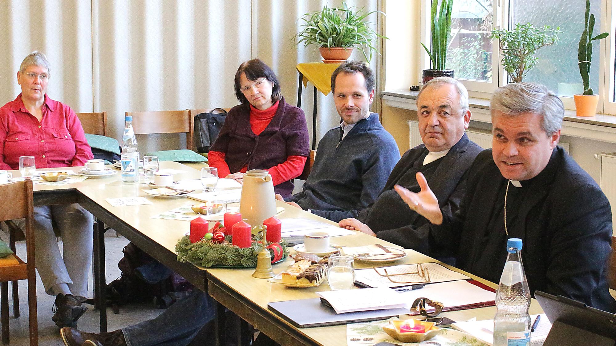 Rüsselsheim, 4. Dezember 2019: Schlusskonferenz der Visitation im Dekanat Rüsselsheim mit Weihbischof Udo Markus Bentz (ganz rechts), daneben Dekan Karl Zimrer und Dekanatsreferent David Hüser.