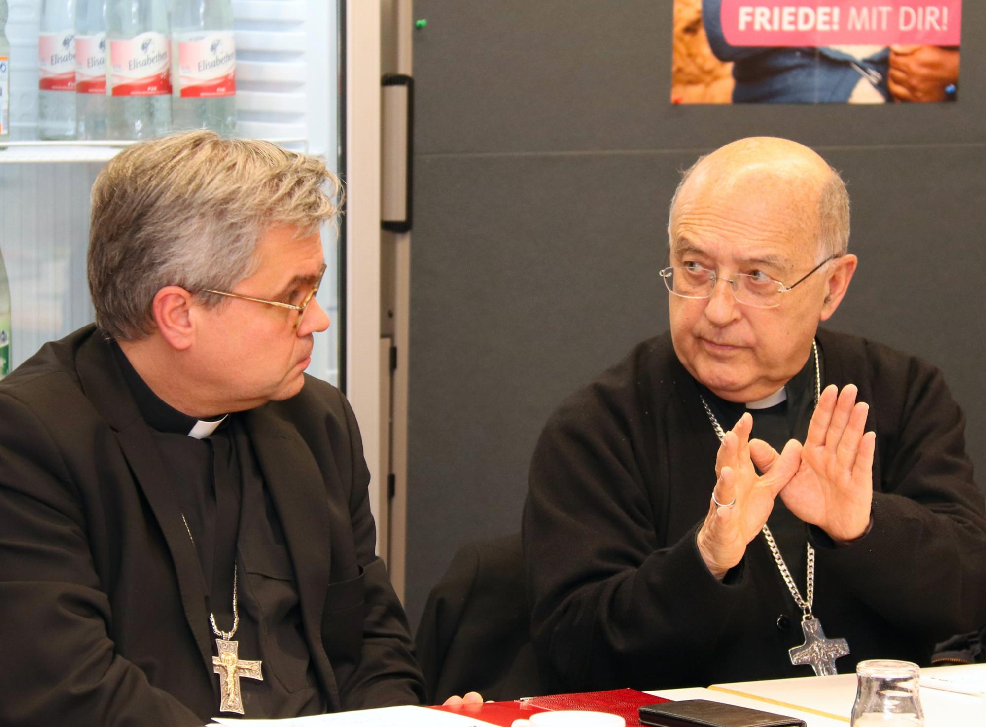Mainz, 10.12.2019: Kardinal Pedro Ricardo Barreto Jimeno SJ (r.) im Gespräch mit Weihbischof Udo Markus Bentz