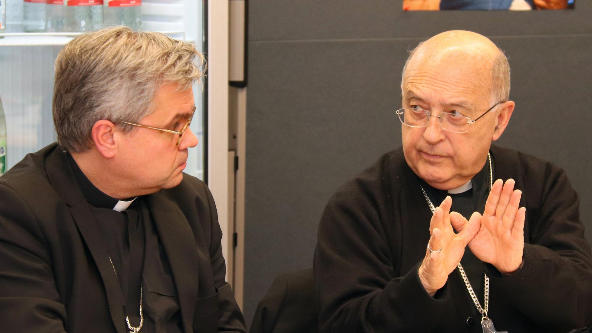 Mainz, 10.12.2019: Kardinal Pedro Ricardo Barreto Jimeno SJ (r.) im Gespräch mit Weihbischof Udo Markus Bentz