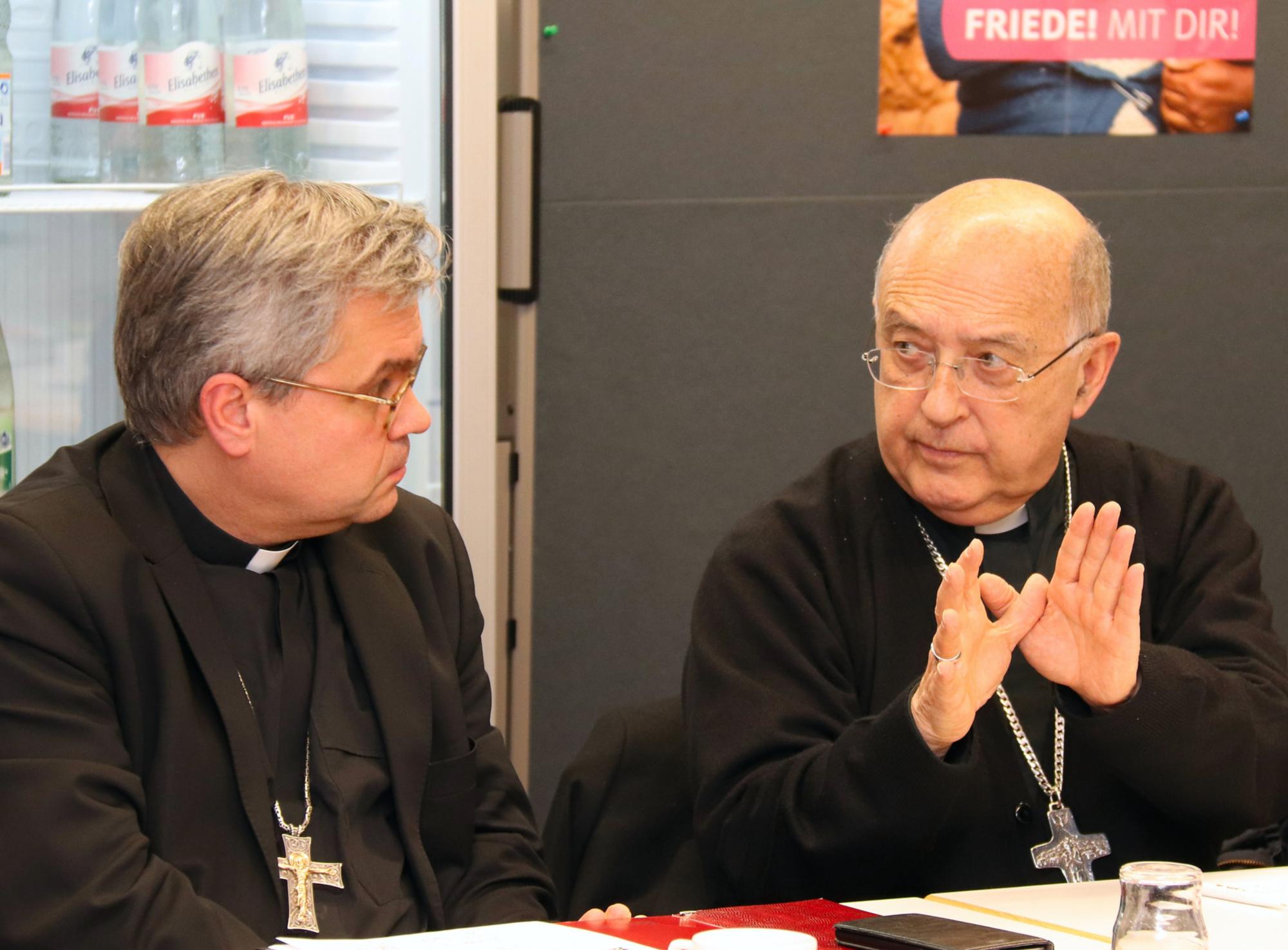 Mainz, 10.12.2019: Kardinal Pedro Ricardo Barreto Jimeno SJ (r.) im Gespräch mit Weihbischof Udo Markus Bentz (c) Bistum Mainz / Matschak