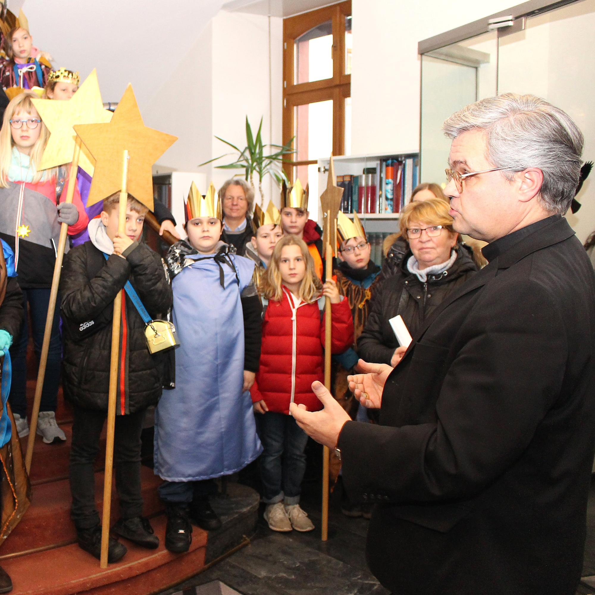 Mainz, 8. Januar 2020: Weihbischof Dr. Udo Markus Bentz dankte den Sternsingern der Martinus-Schule Weißliliengasse beim Besuch im Bischöflichen Ordinariat für ihr Engagement.
