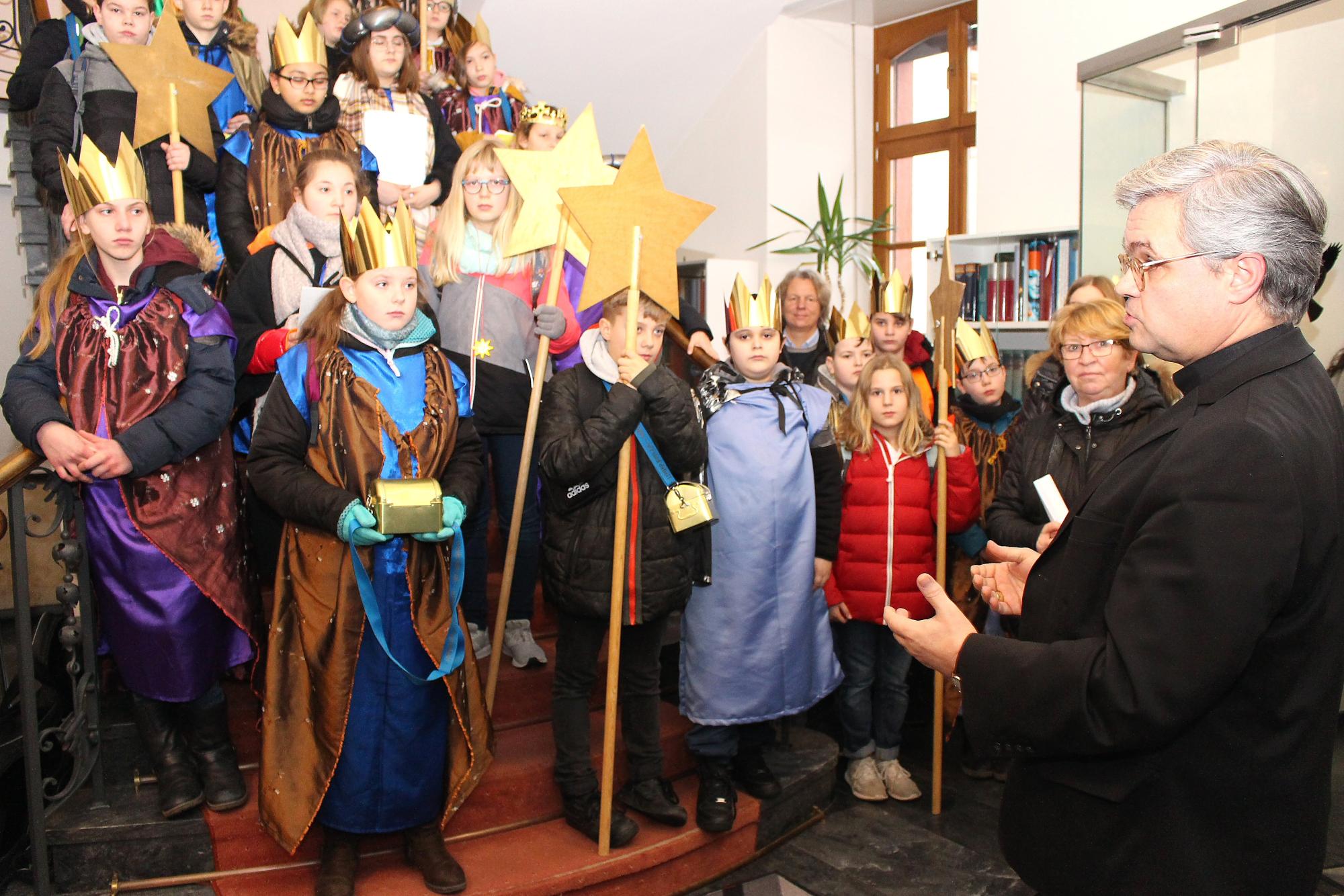 Mainz, 8. Januar 2020: Weihbischof Dr. Udo Markus Bentz dankte den Sternsingern der Martinus-Schule Weißliliengasse beim Besuch im Bischöflichen Ordinariat für ihr Engagement.