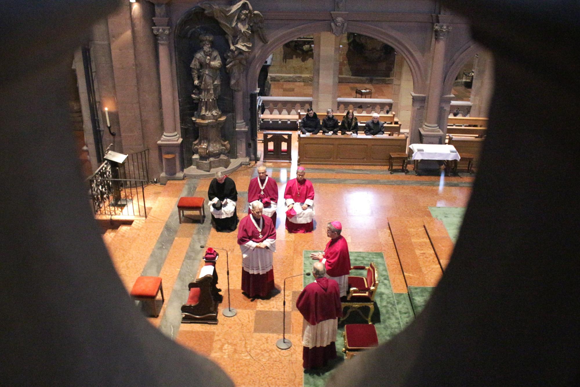 Mainz, 26. Januar 2020: Bischof Peter Kohlgraf führte Pfarrer Michael Ritzert als Ehrenkompaitular am Mainzer Dom ein.