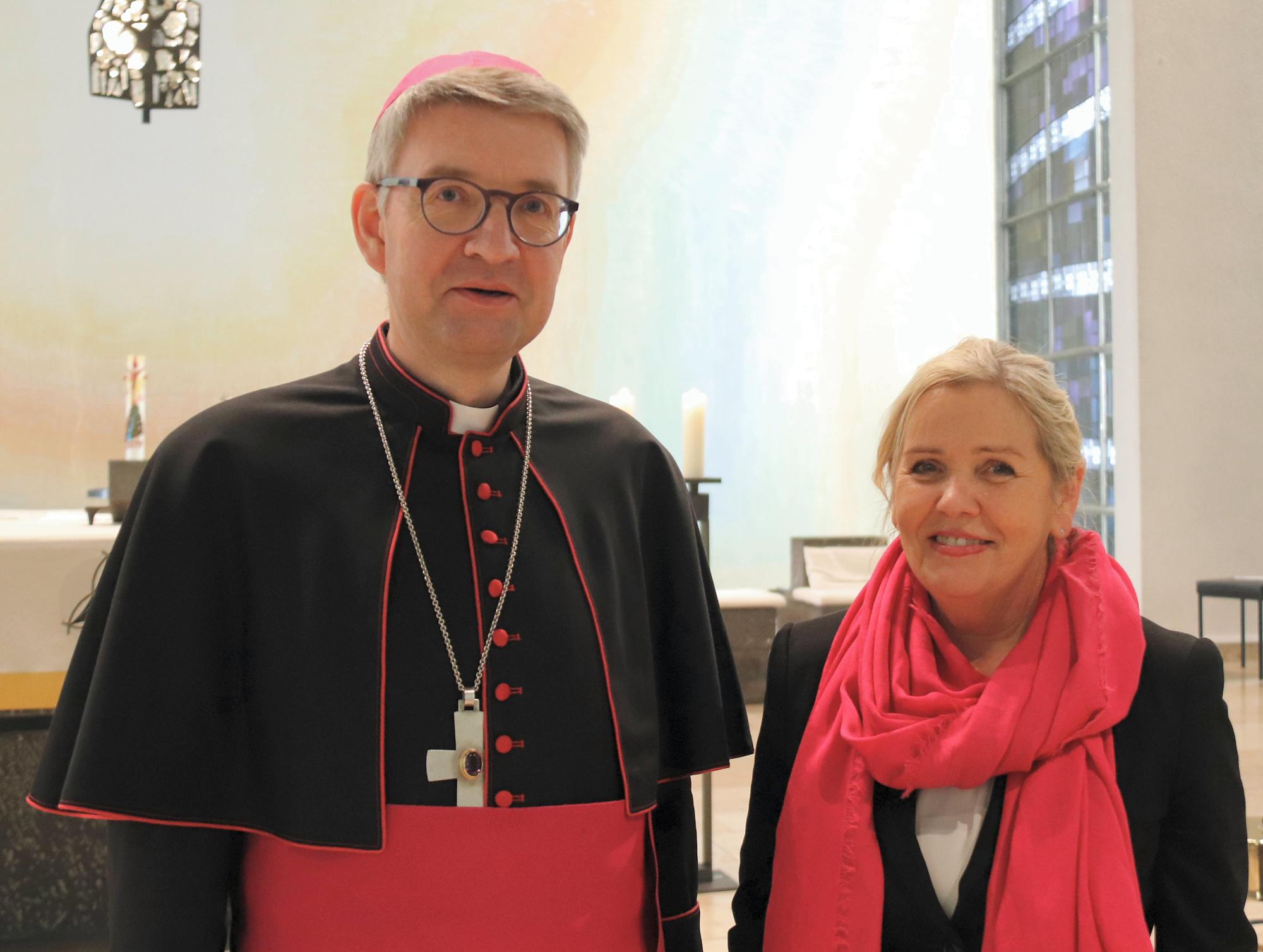 Offenbach, 29.1.2020: Bischof Peter Kohlgraf und Marie-Luise Trocholepczy, die scheidende Leiterin der Marienschule in Offenbach (c) Bistum Mainz / Matschak