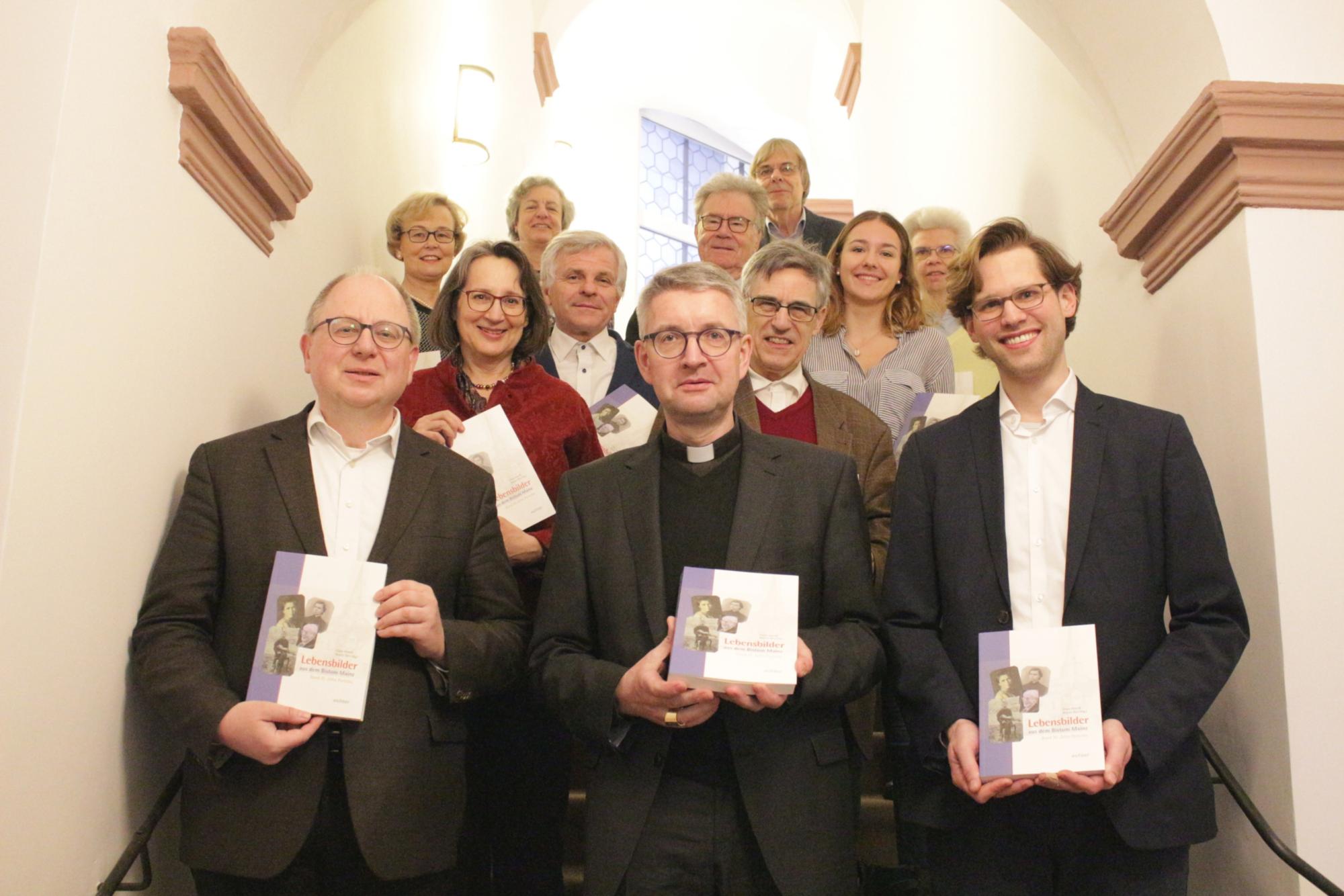 Mainz, 11. Februar 2020: Bischof Peter Kohlgraf mit den beiden Herausgebern Claus Arnold (links) und Martin Belz (rechts) zusammen mit einem Teil der Autoren mit Mitarbeiter an der Neuerscheinung.