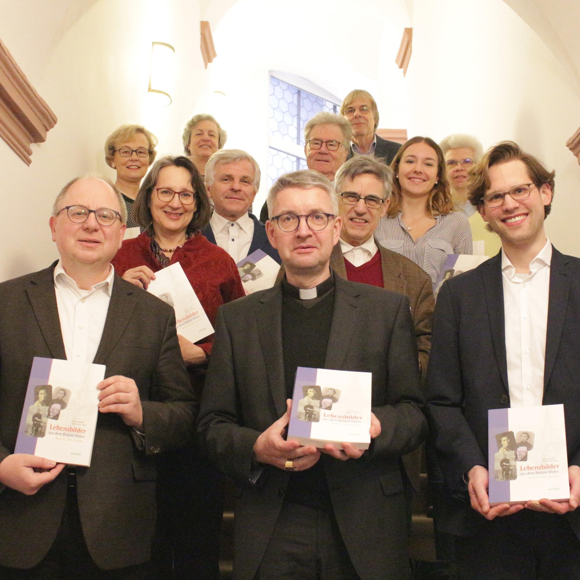 Mainz, 11. Februar 2020: Bischof Peter Kohlgraf mit den beiden Herausgebern Claus Arnold (links) und Martin Belz (rechts) zusammen mit einem Teil der Autoren mit Mitarbeiter an der Neuerscheinung.