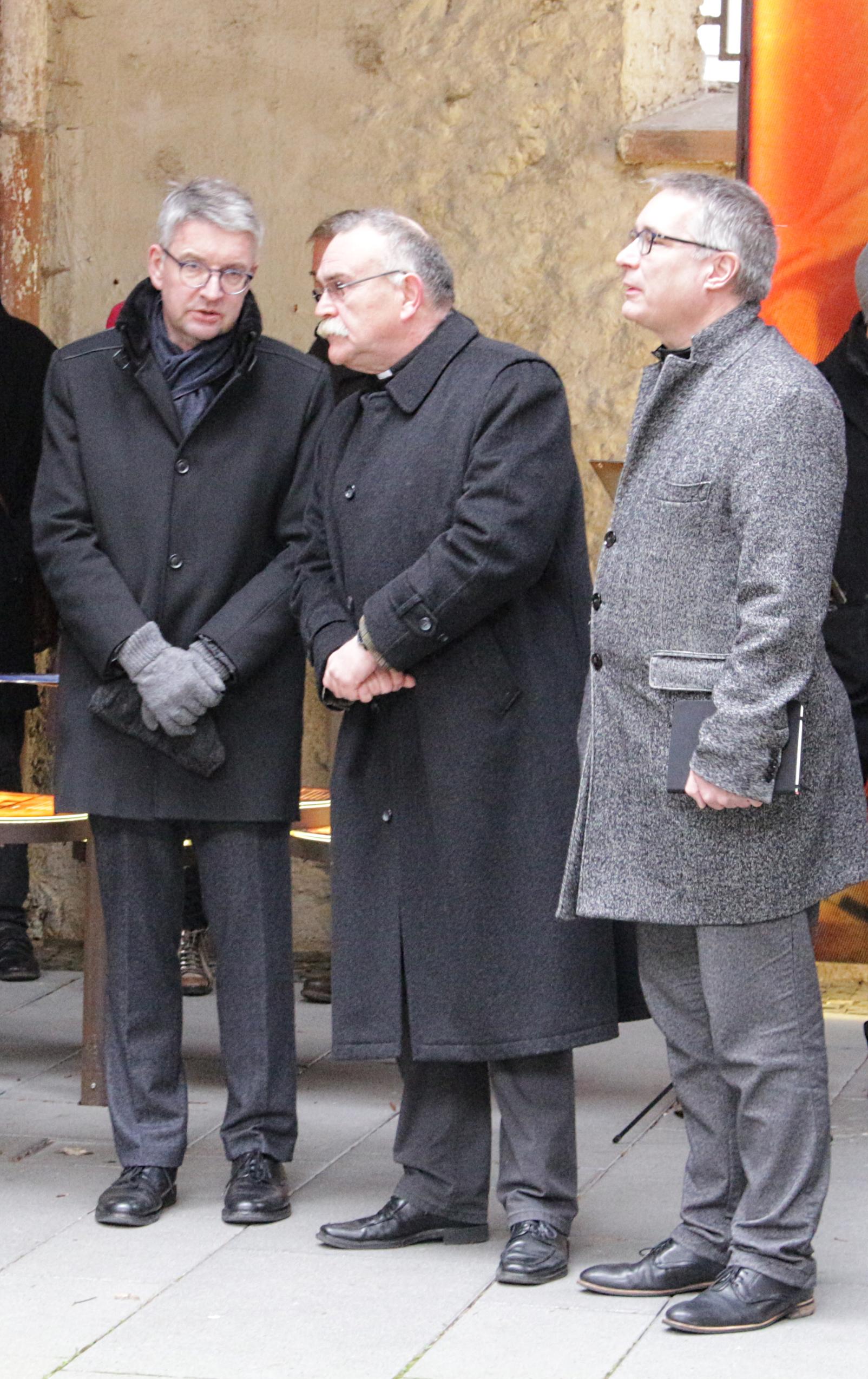 Mainz, 27. Februar 2020: Bischof Peter Kohlgraf (links) am Rande des Gedenkens an die Opfer des Bombenangriffs auf Mainz mit Dekan Markus Kölzer (mitte) und Dekan Andreas Klodt. (c) Bistum Mainz / Blum