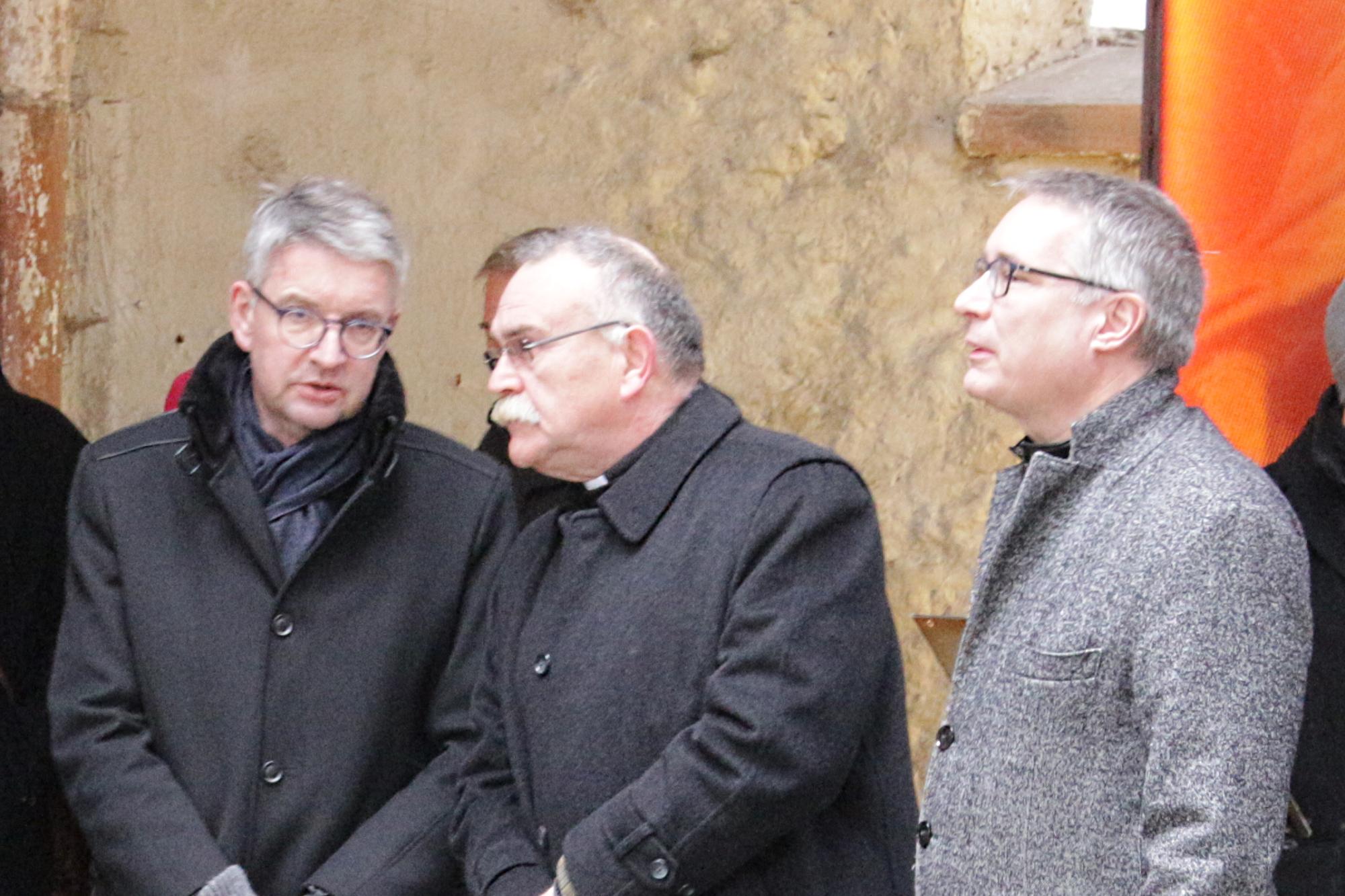 Mainz, 27. Februar 2020: Bischof Peter Kohlgraf (links) am Rande des Gedenkens an die Opfer des Bombenangriffs auf Mainz mit Dekan Markus Kölzer (mitte) und Dekan Andreas Klodt.