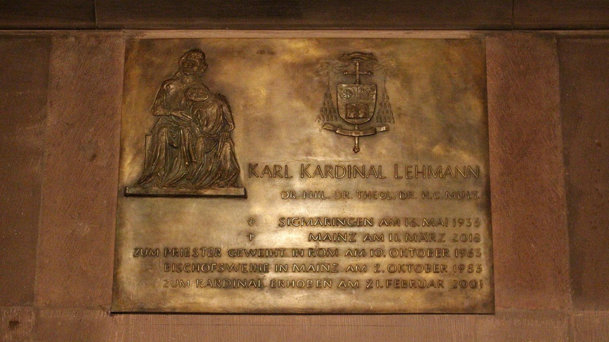 Kurz vor dem zweiten Todestag ist in der Mainzer Bischofsgruft im Mainzer Dom die bronzene Tafel am Grab von Kardinal Karl Lehmann angebracht worden.