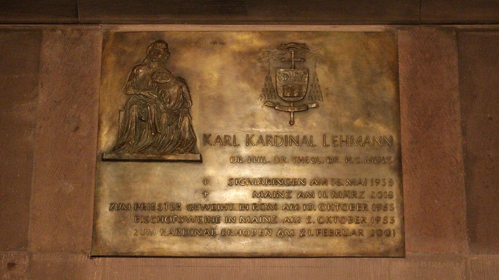 Kurz vor dem zweiten Todestag ist in der Mainzer Bischofsgruft im Mainzer Dom die bronzene Tafel am Grab von Kardinal Karl Lehmann angebracht worden.